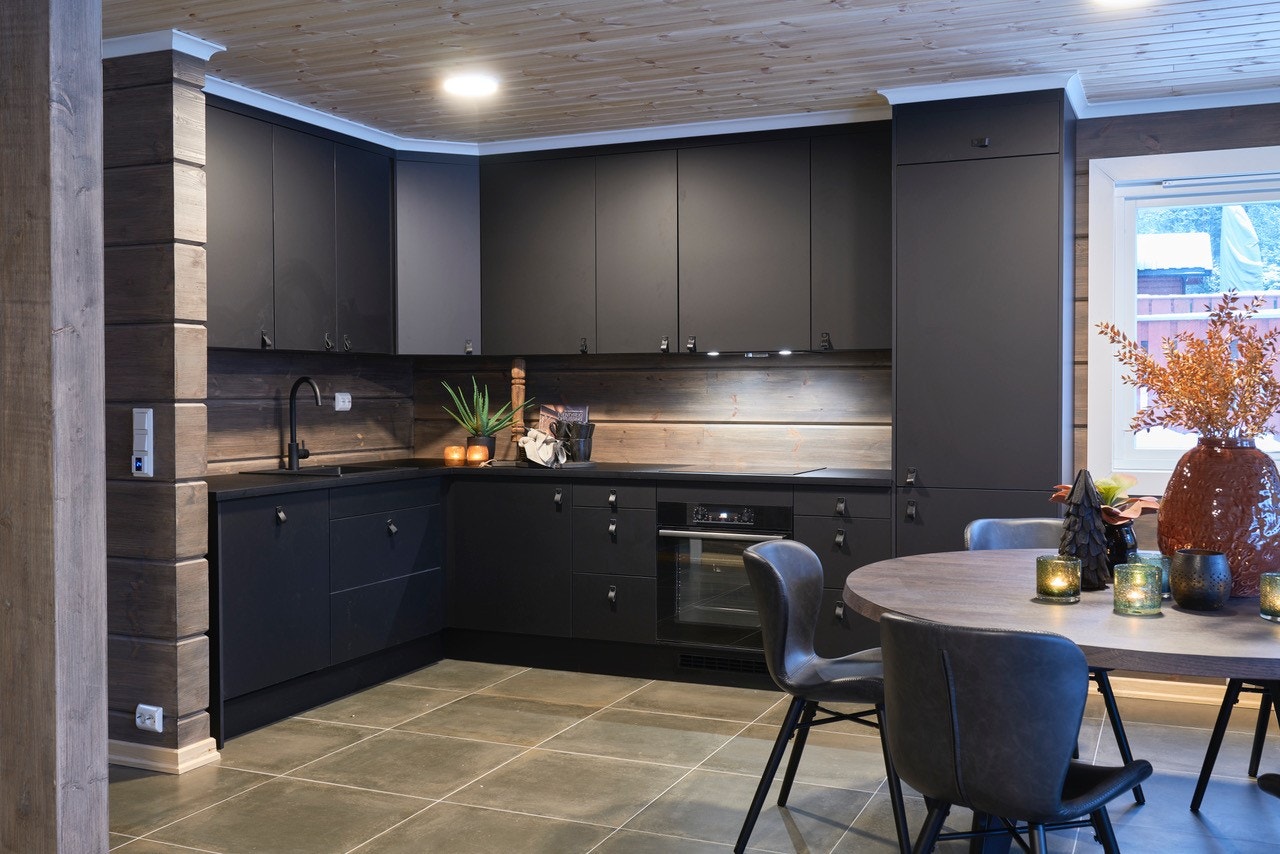 Kjøkkeninnredning med glatte flater - noen spotter i tak Galleribilde