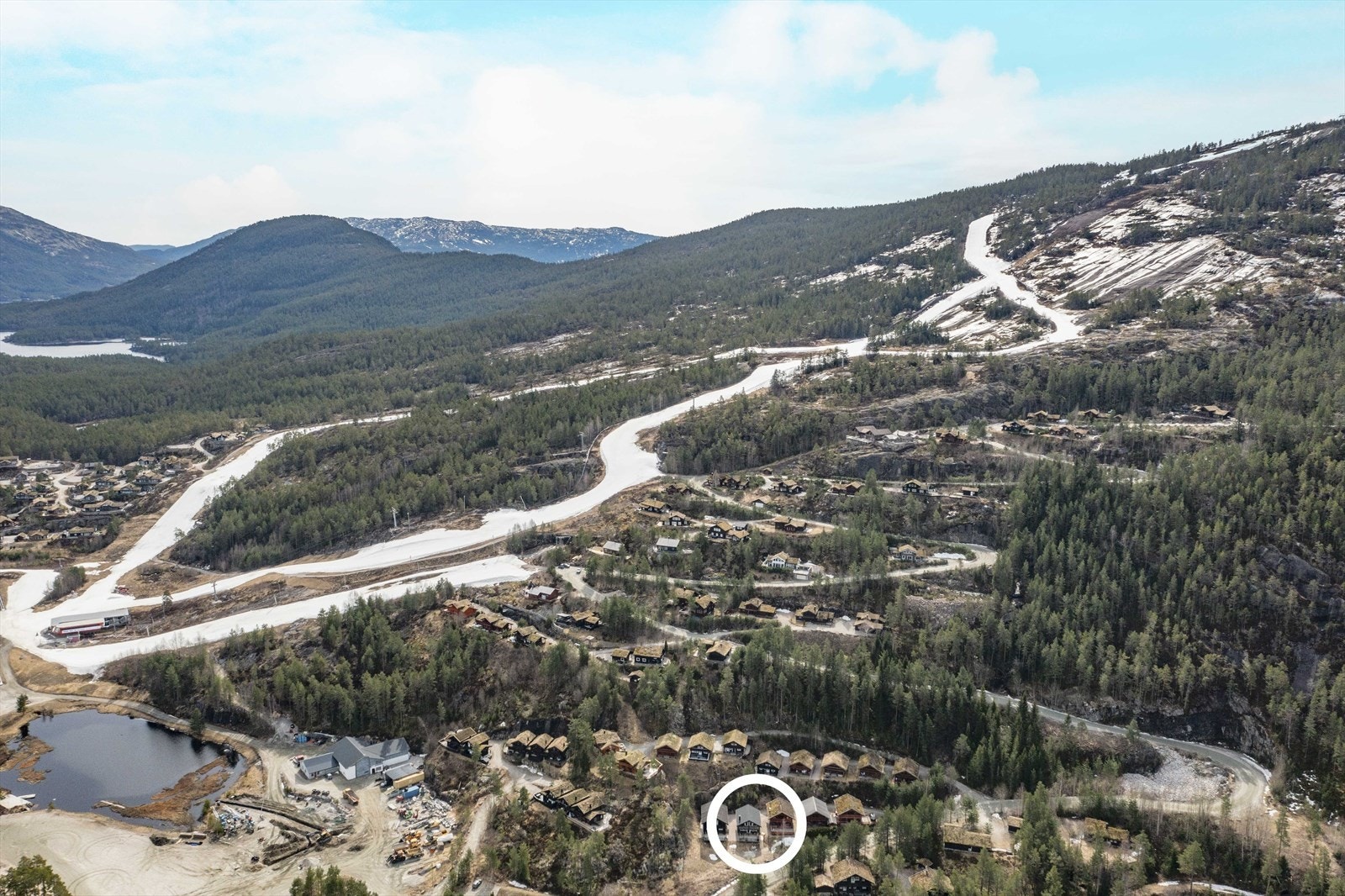 Hytta ligger rett ved alpinanlegget Vrådal Panorama Galleribilde