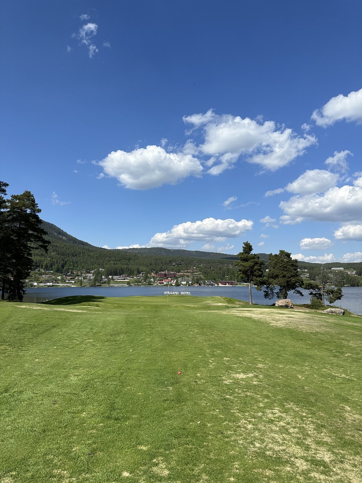 På andre siden av Golfbanen - over den idylliske innsjøen Nisser - ligger vakre Straand Hotell og Vrådal sentrum rett ved Galleribilde