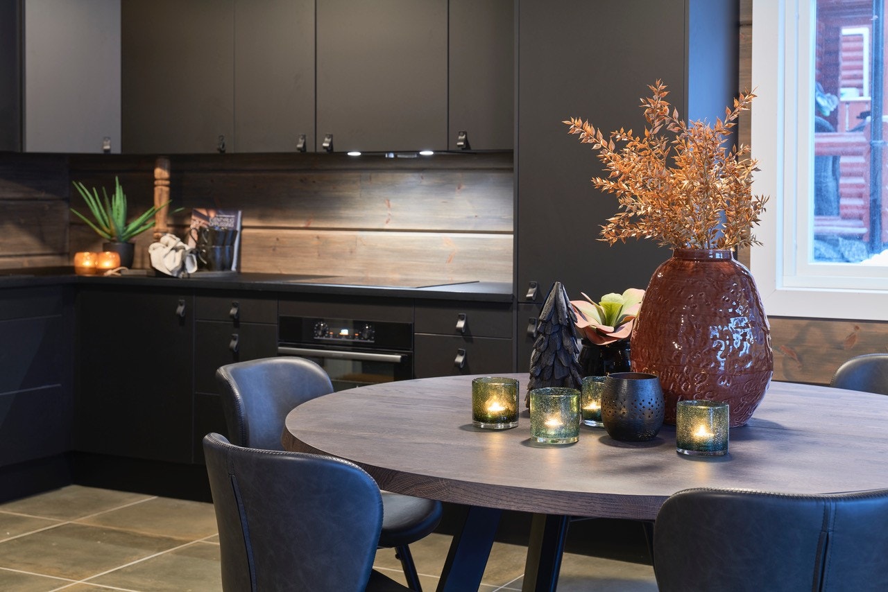 Lekkert kjøkken med integrerte hvitevarer, som komfyr, koketopp, kjøl- og fryseskap samt oppvaskmaskin Galleribilde