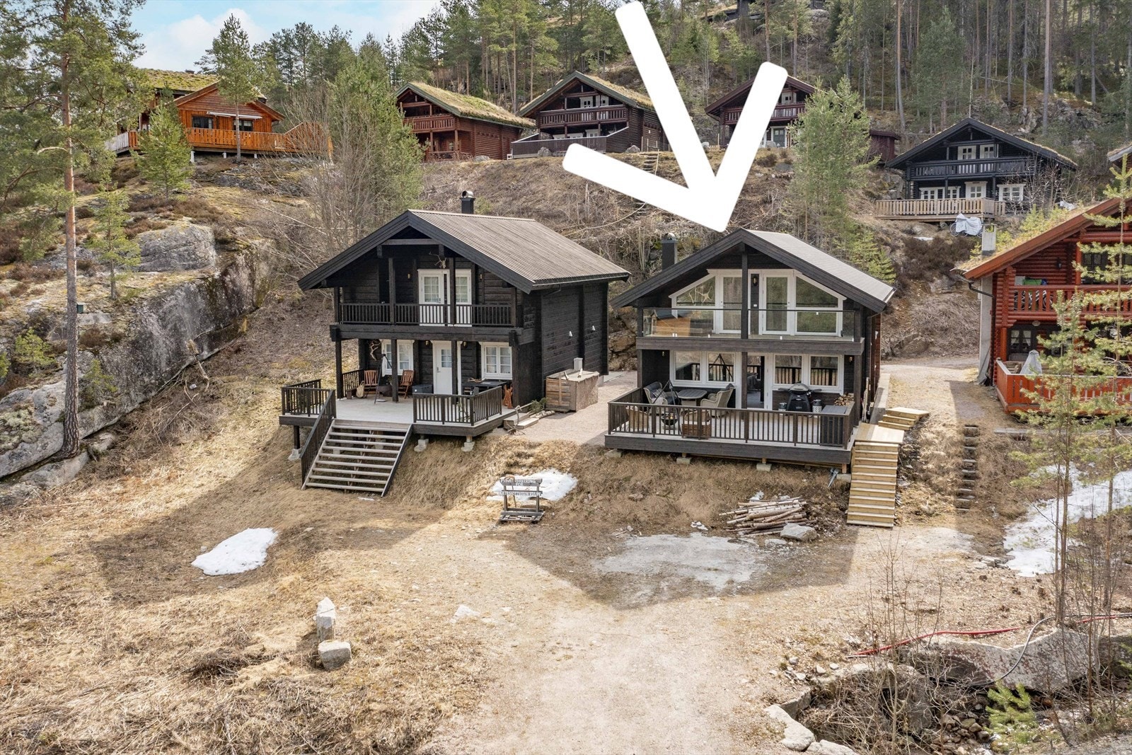 Hytta ligger på et hyttetun med 13 andre hytter på felles tomt Galleribilde