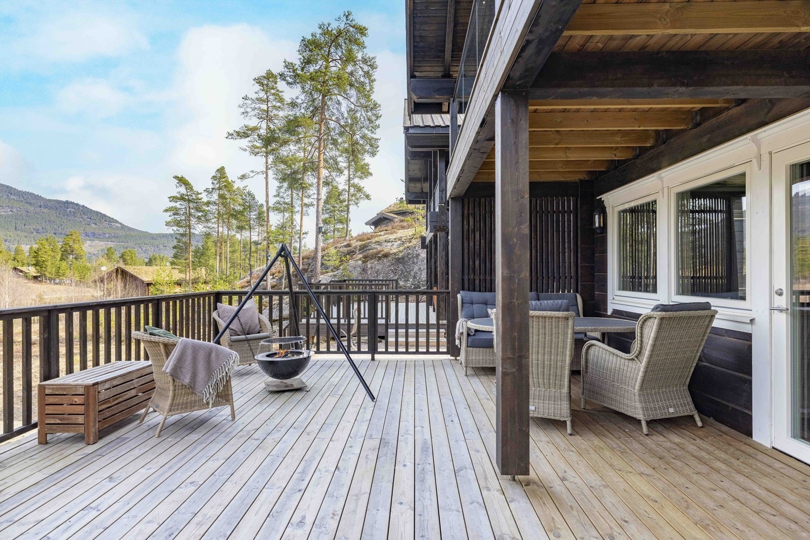 Praktisk og lettstelte uteområder med stor delvis overbygget terrasse i 1. etasje fra stue og kjøkken, og overbygget balkong i 2. etasje med utgang fra 2 soverom. Galleribilde