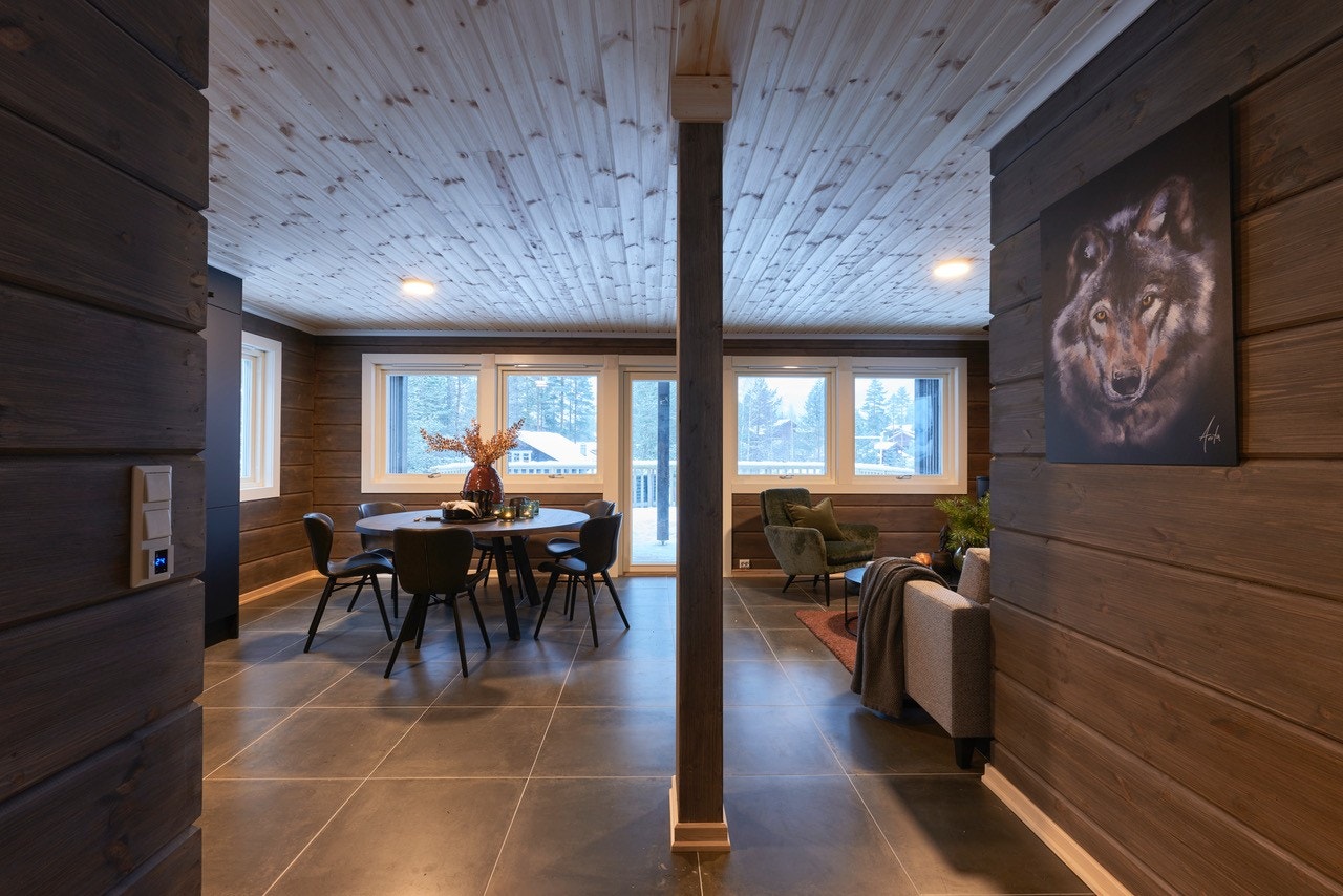 Hall, sett mot stue -flislagt gulv med varmekabler i hele 1. etasje Galleribilde