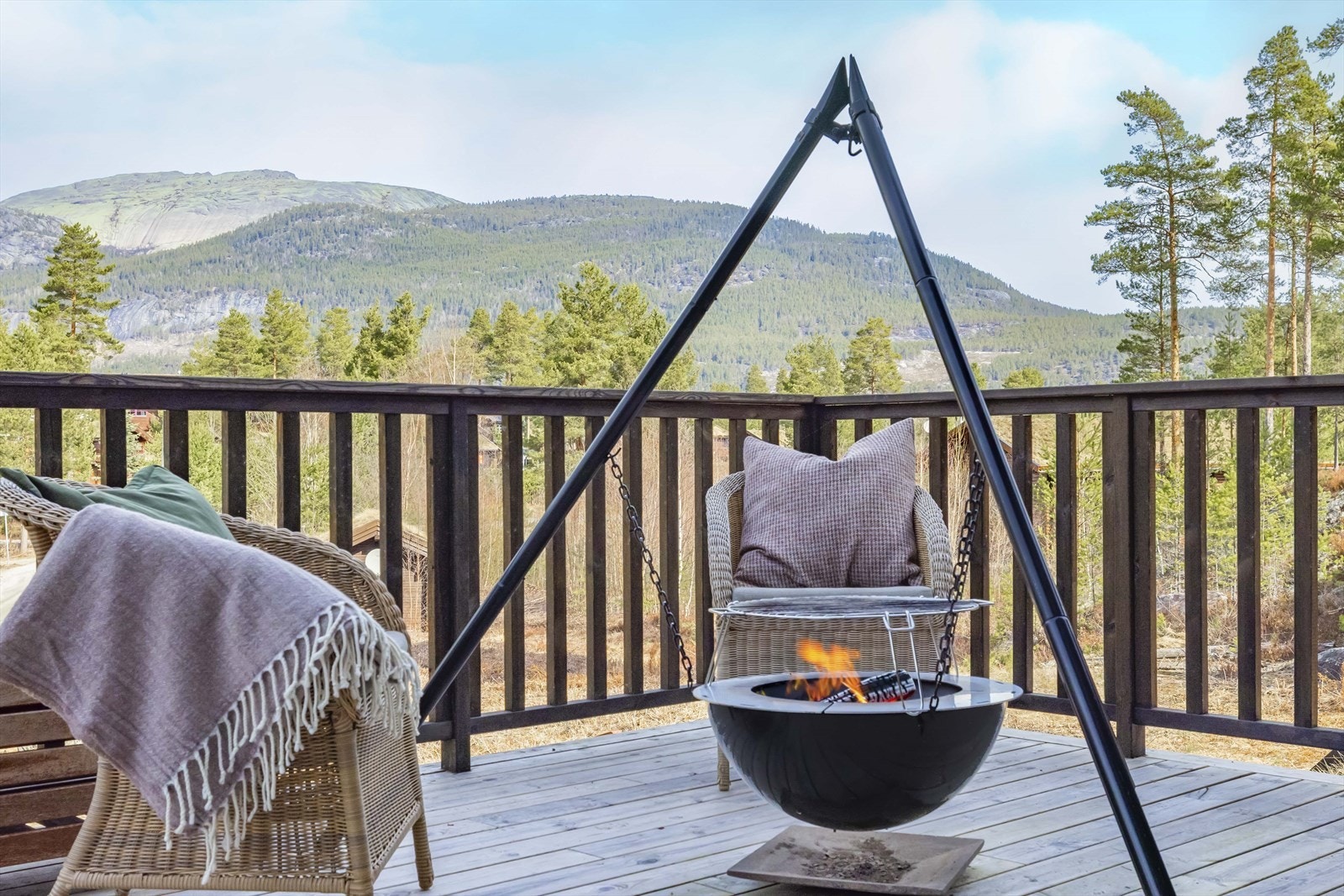 Sene koselige kveldstimer ved bålpanna på terrassen Galleribilde