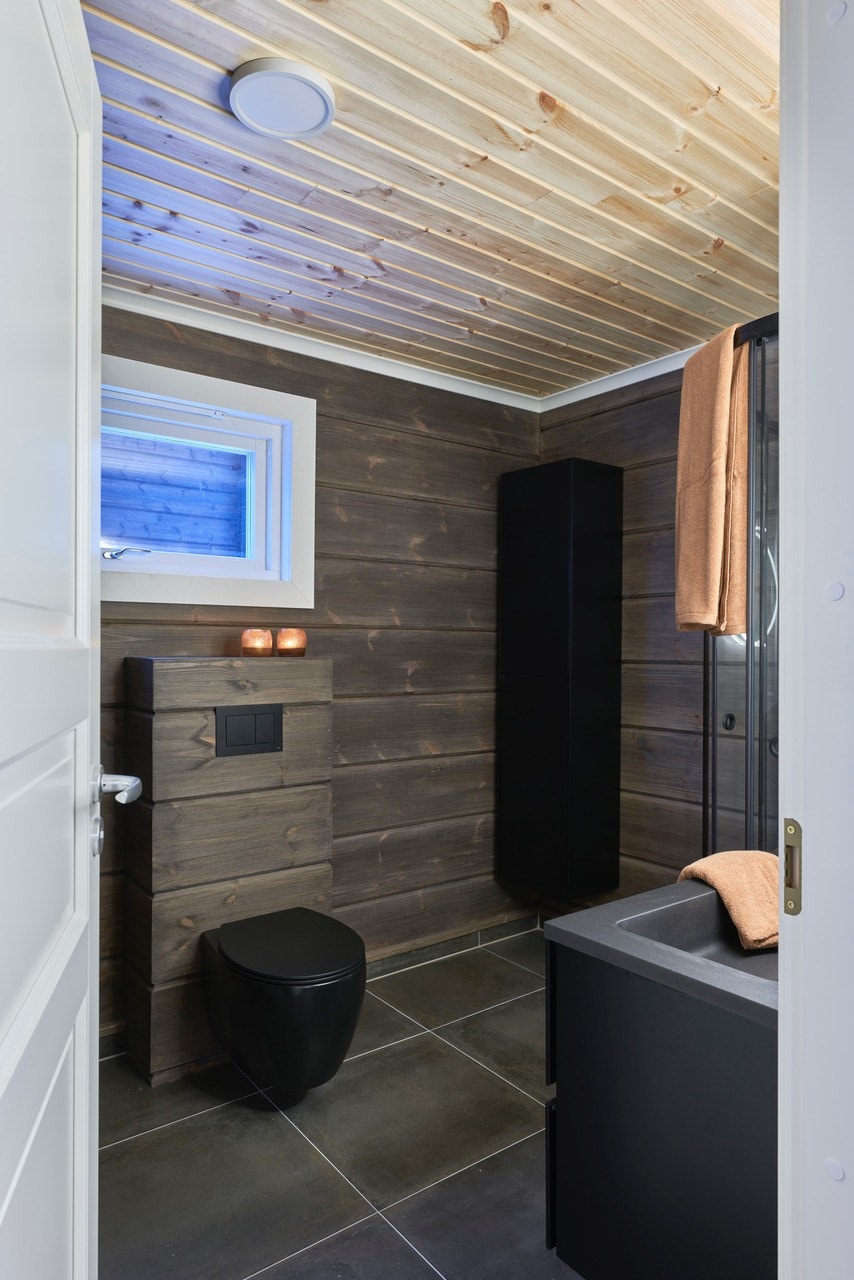 Bad og toalett med dusjkabinett i 1. etasje Galleribilde