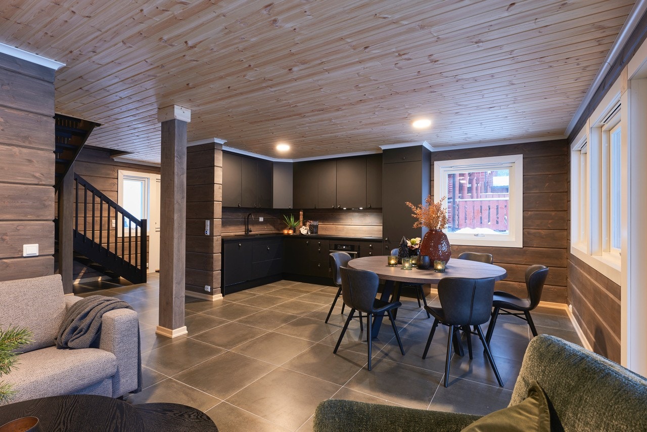 Det er åpen stue og kjøkkenløsning Galleribilde