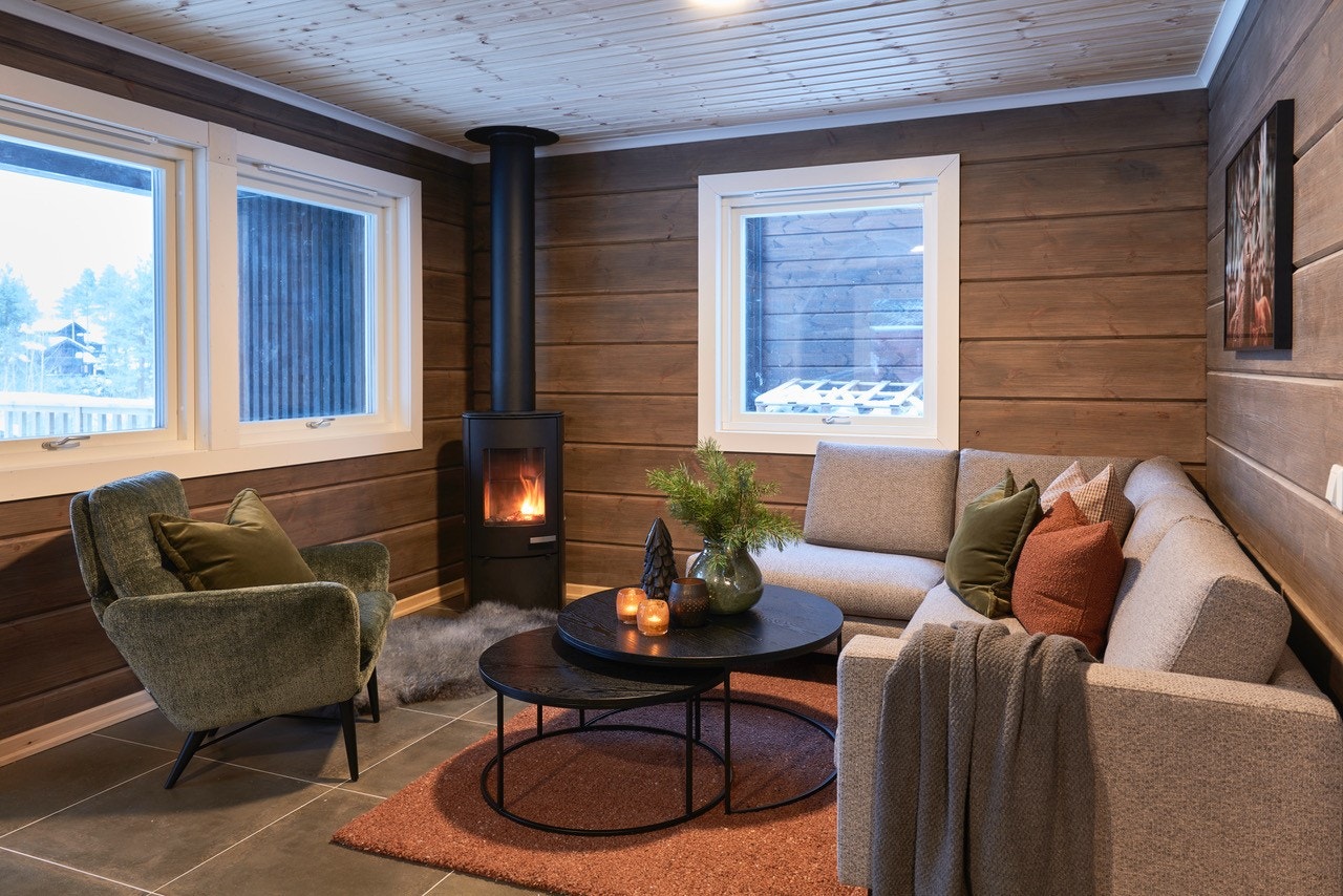 Stuen - Koselig og lunt med vedfyring i peisen på kalde dager Galleribilde
