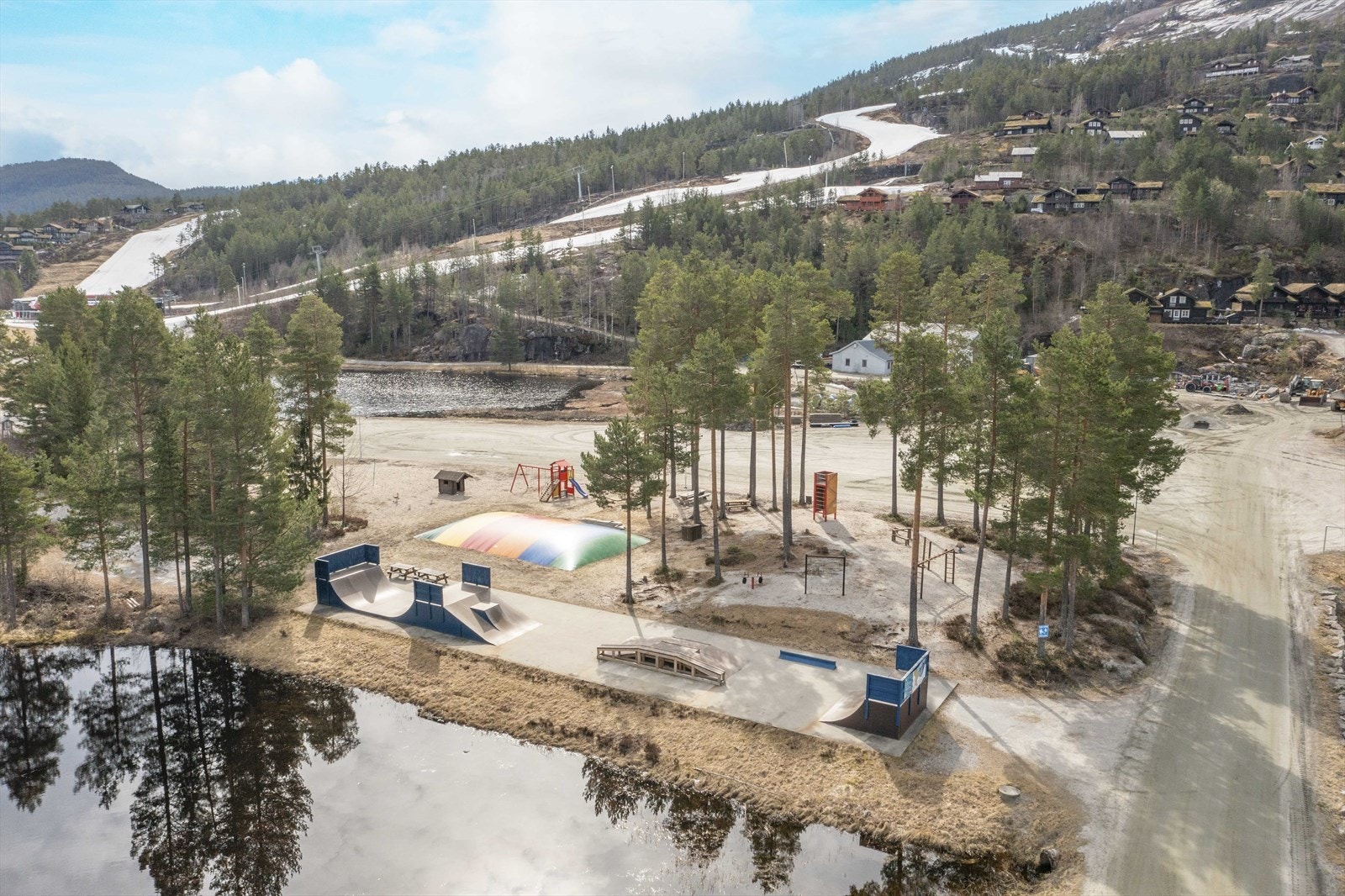 I gåavstand fra hytta er det spennende aktivitetsmuligheter for barna og ungdommen Galleribilde