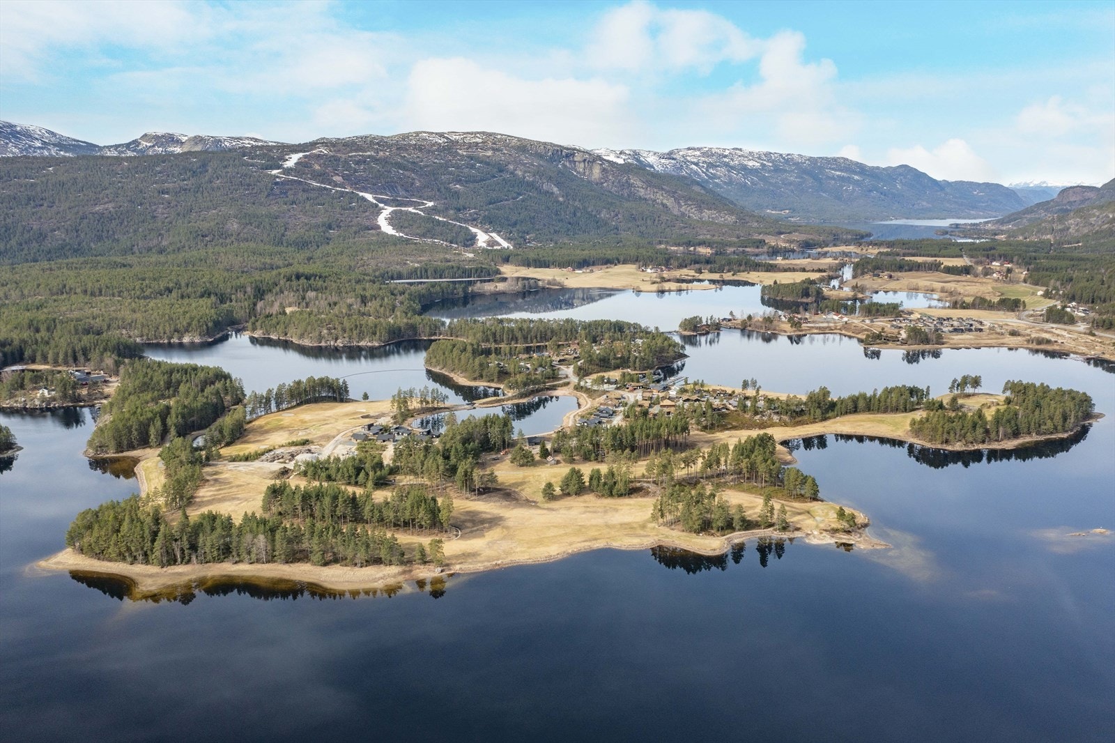En 9-hulls perle av en golfbane liggende på en halvøy med liten restaurant/kafe og utstyrs-shop Galleribilde
