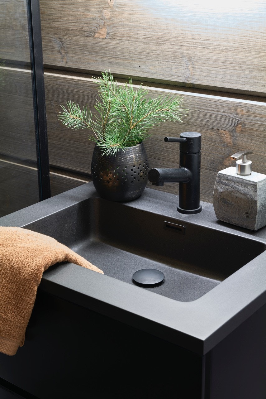 Lekker servant - alt av baderomsmøblement og toalett er sortfarget Galleribilde