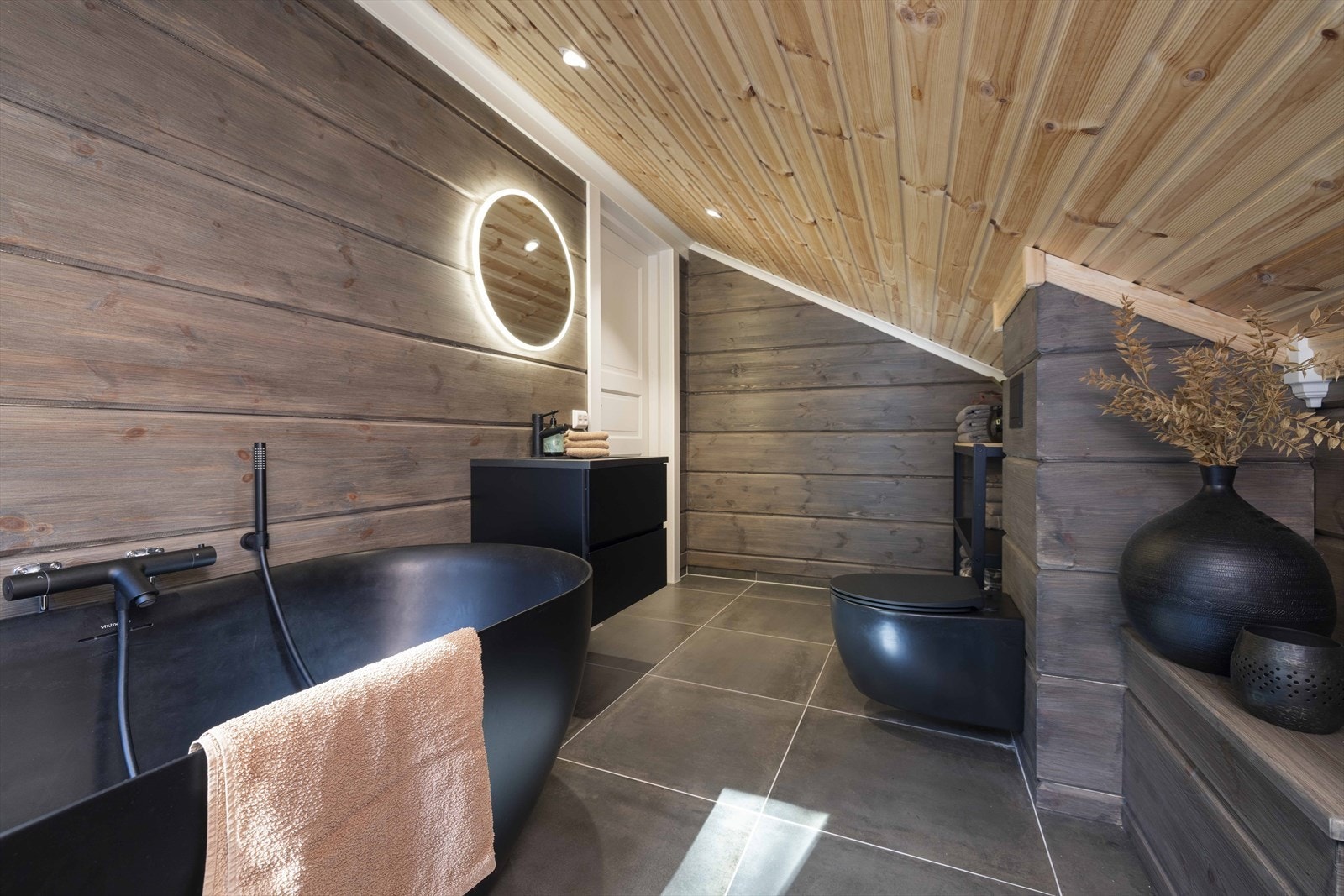 Lekkert bad i 2. etasje med badekar Galleribilde