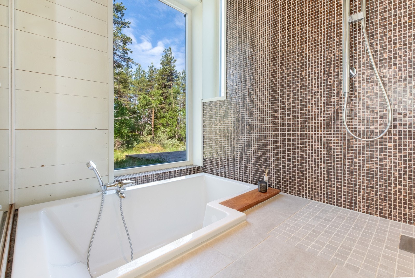 Nedfelt badekar i gulv ved vinduet, her kan det friste å sette seg etter en lang dag ute Galleribilde