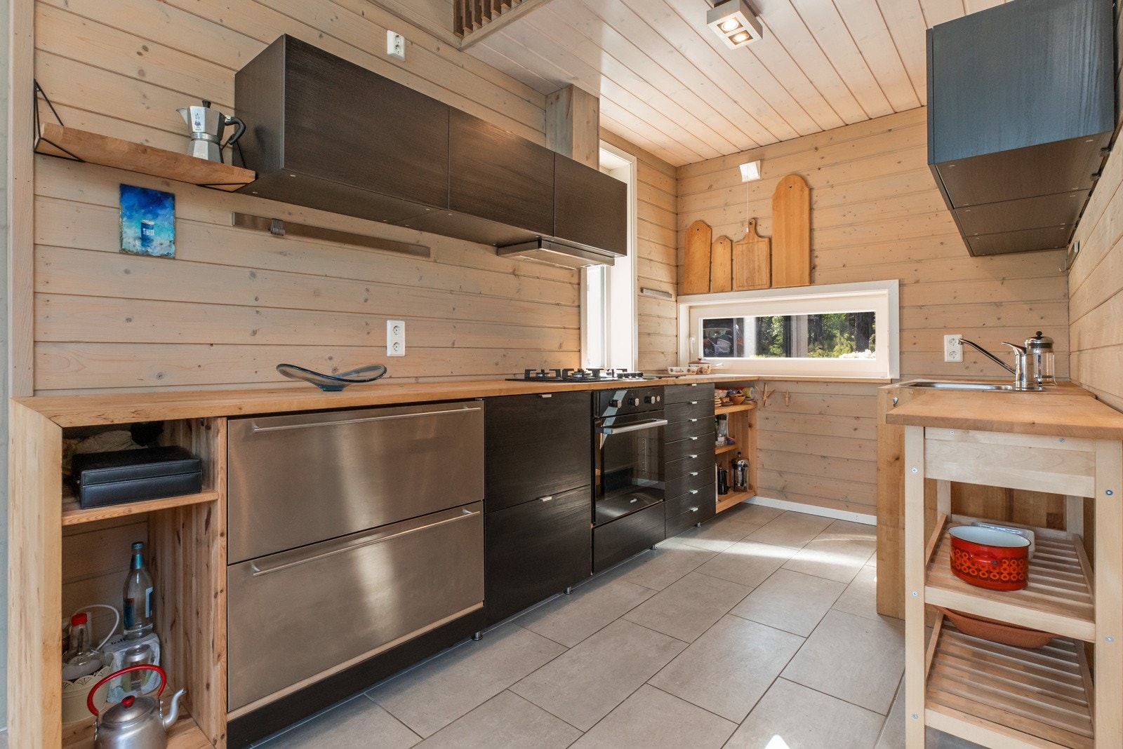 Integrerte hvitevarer med komfyr, kjøleskuffer, gasskoketopp med utvendig gasskap på yttervegg og ventilator Galleribilde