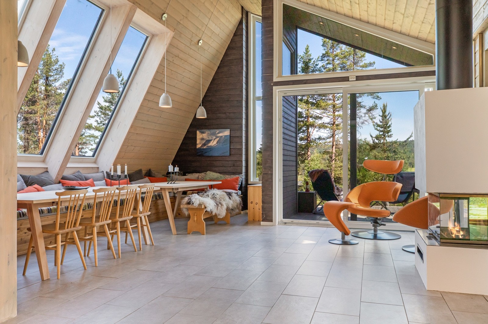 Her er det god takhøyde og storslagent lysinnslipp fra høye vinduer både i tak- og veggkonstruksjon Galleribilde