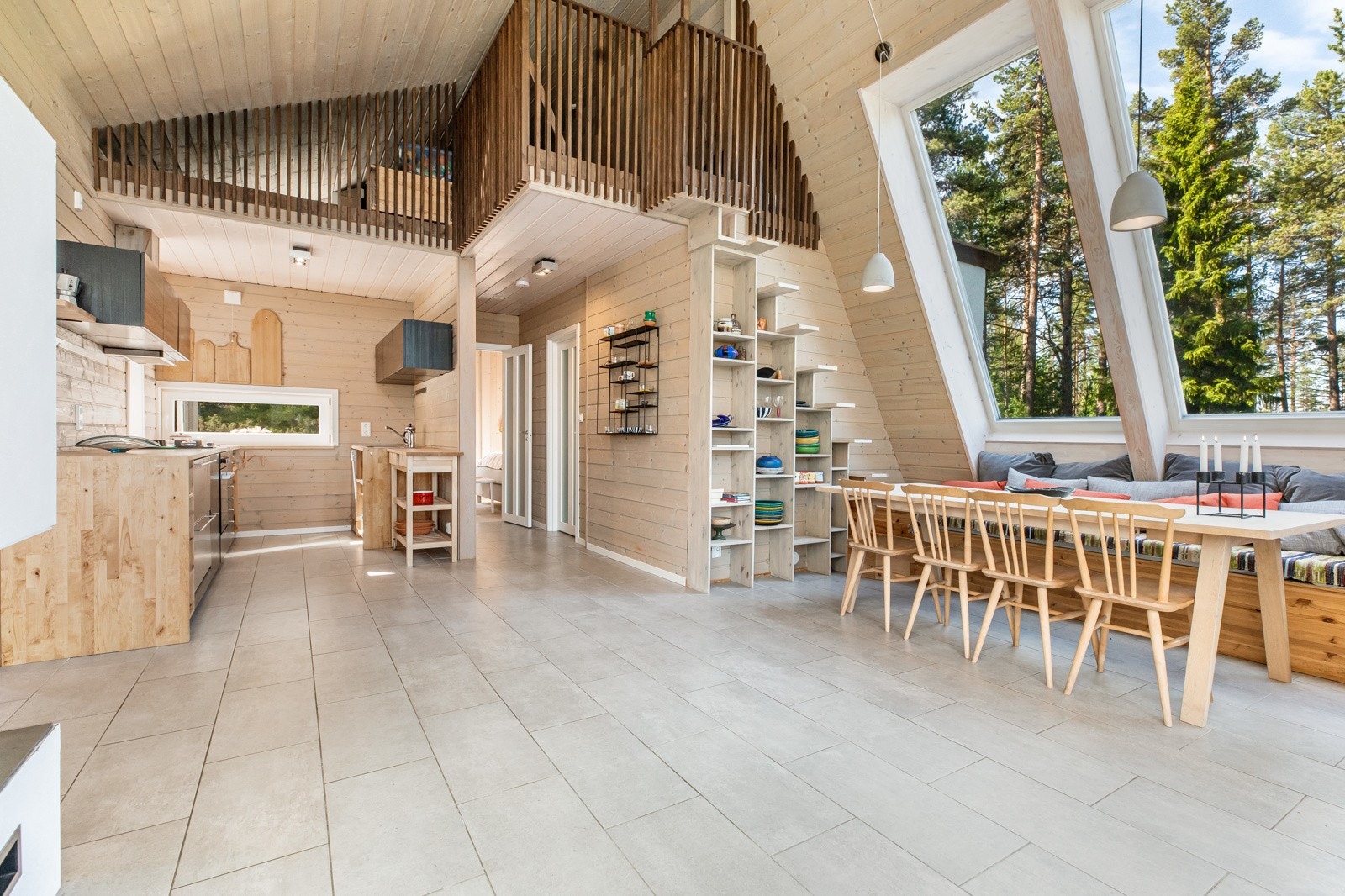 Flislagte gulv og liggende panel på vegger og himling Galleribilde