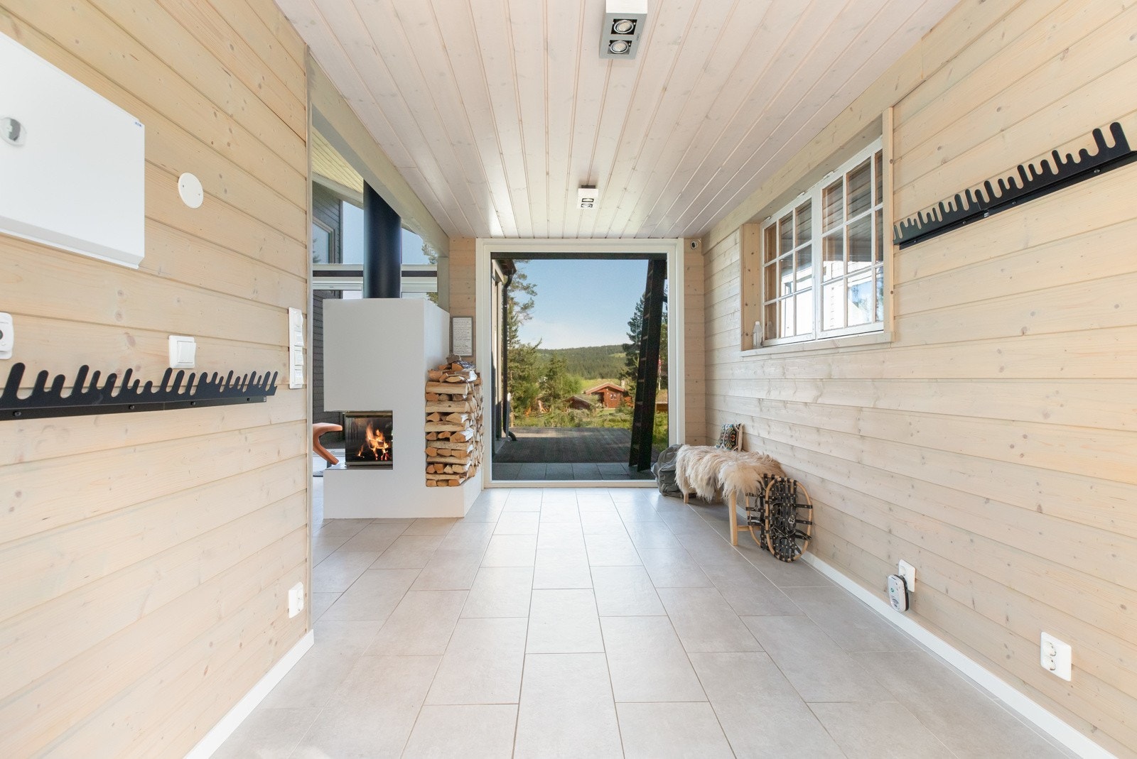 Åpent og lyse overflater bidrar til en god romfølelse Galleribilde