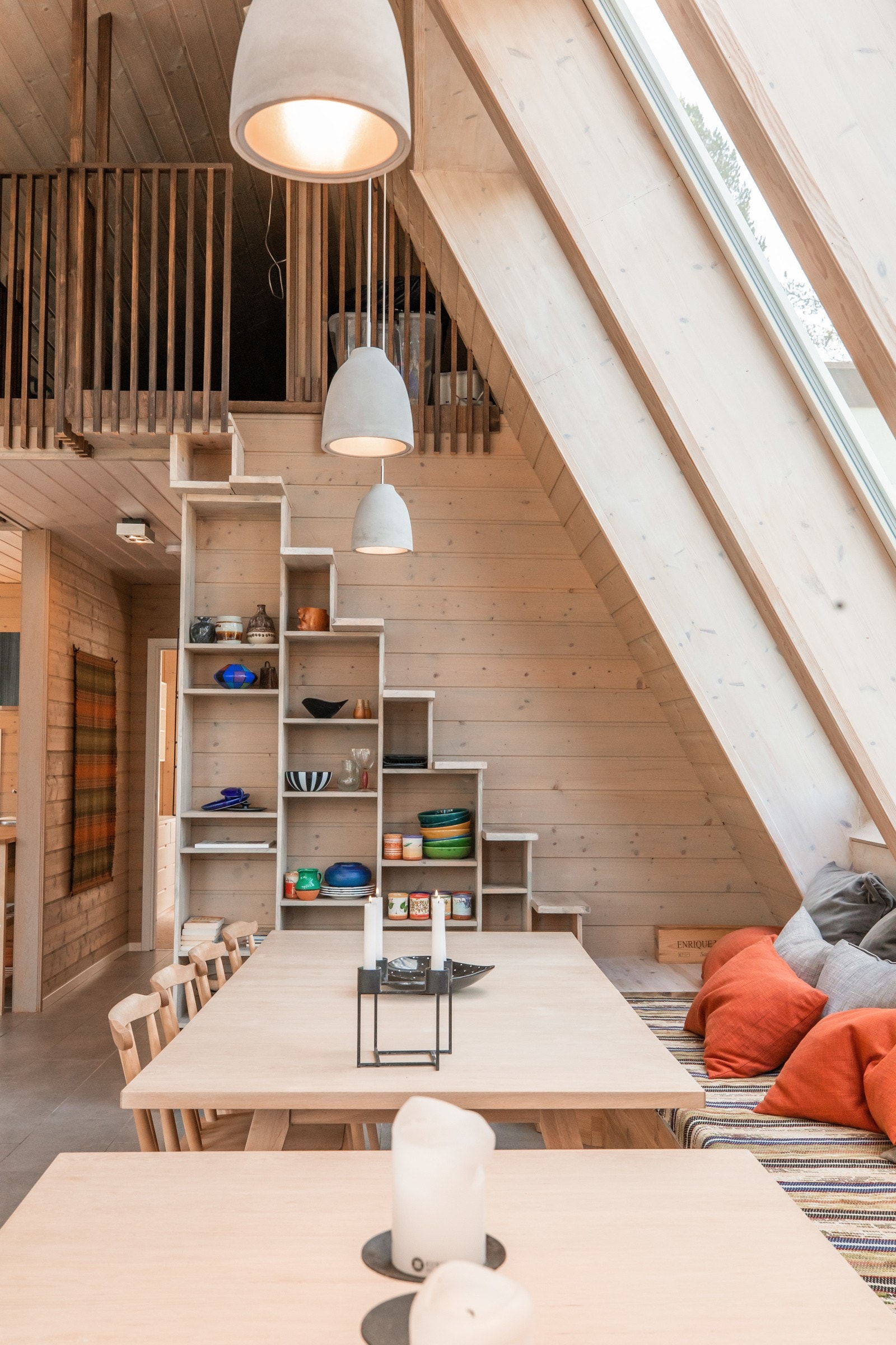 Plassbygde hyller med tillaget trappetrinn opp til hems Galleribilde