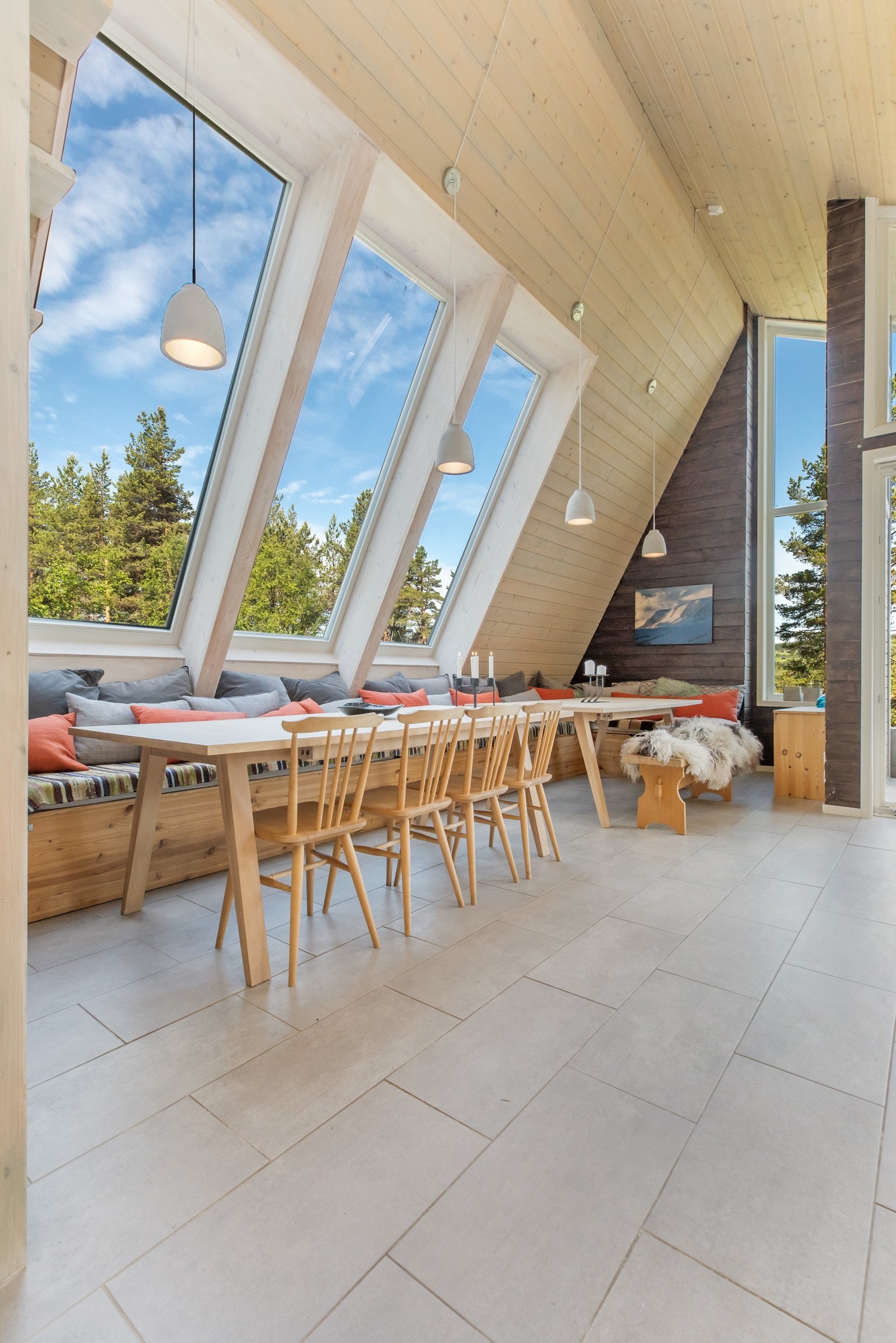 Plassbygd sittebenk hvor det er meget god plass til langbord - her er det plass til hele storfamilien rundt bordet. Galleribilde