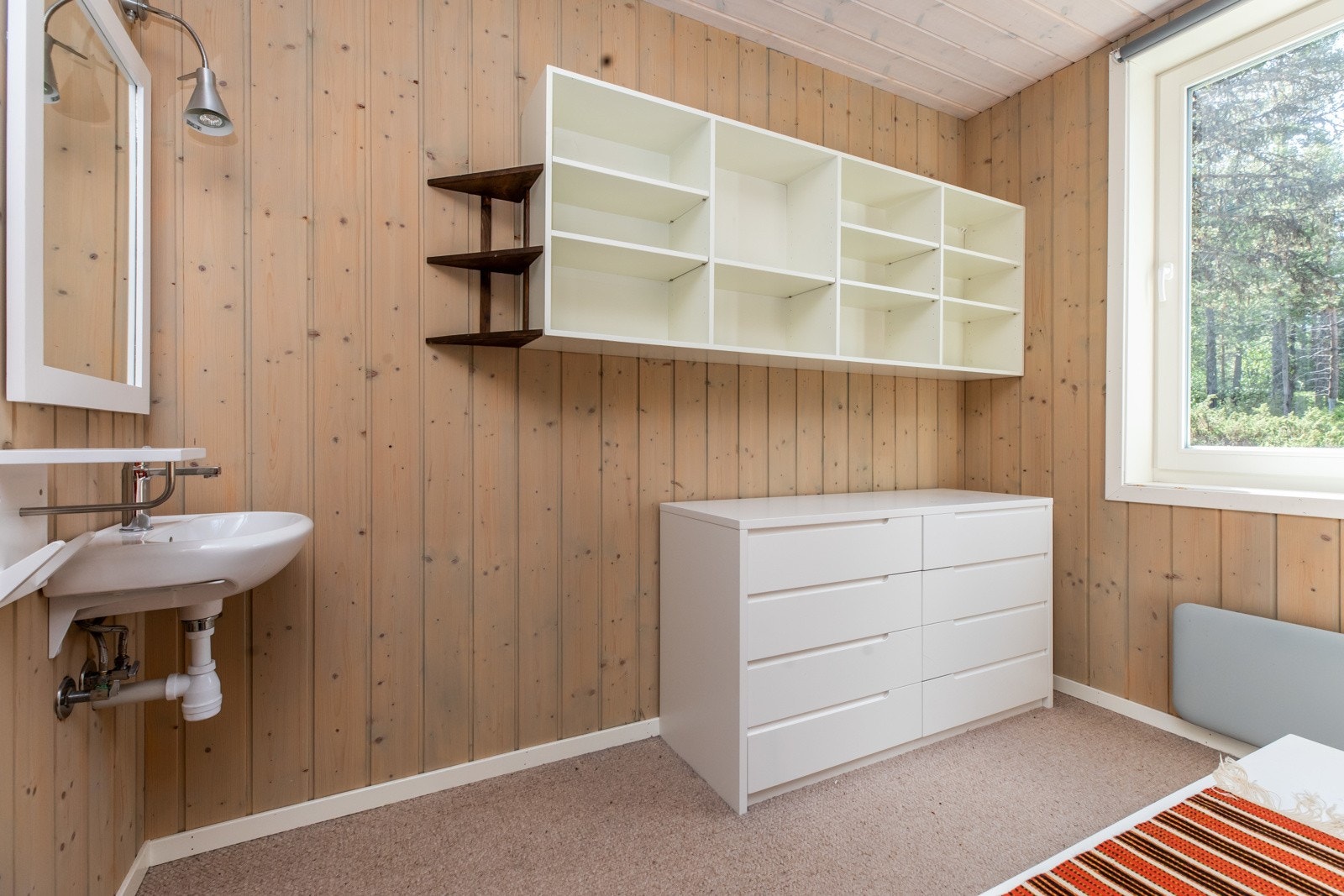 Hovedsoverommet har god plass til dobbeltseng og kommode eller garderobeskap. Det er også servant inne på dette rommet Galleribilde