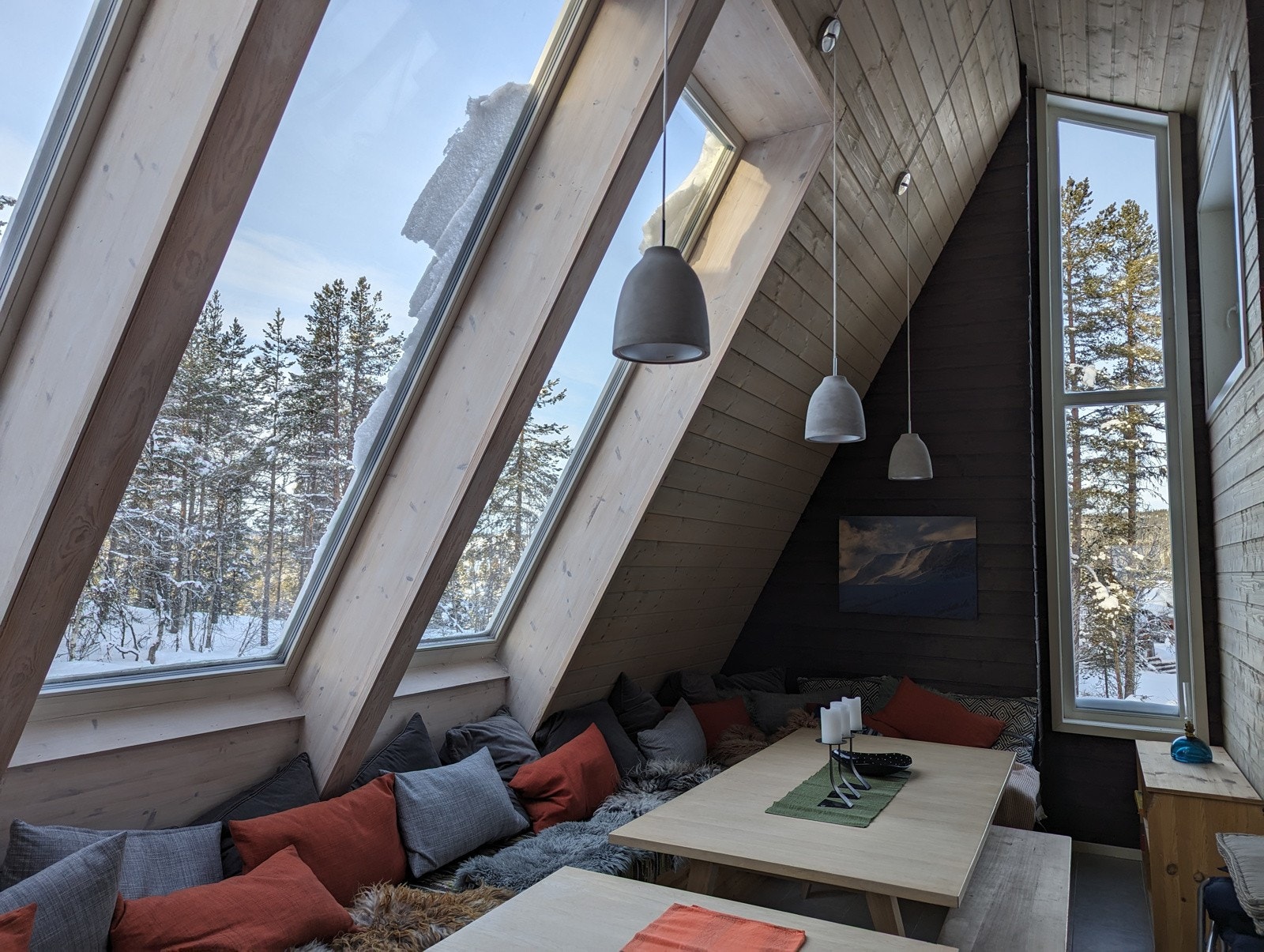En god og varm hytte hele året. De store vinduene gjør at en kommer tett på naturen og slipper godt med lys inn. Galleribilde
