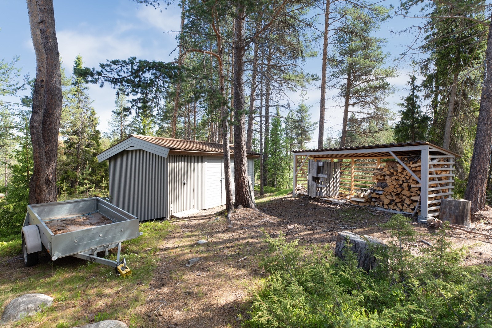 Uthus med plass til oppbevaring samt vedskjul Galleribilde