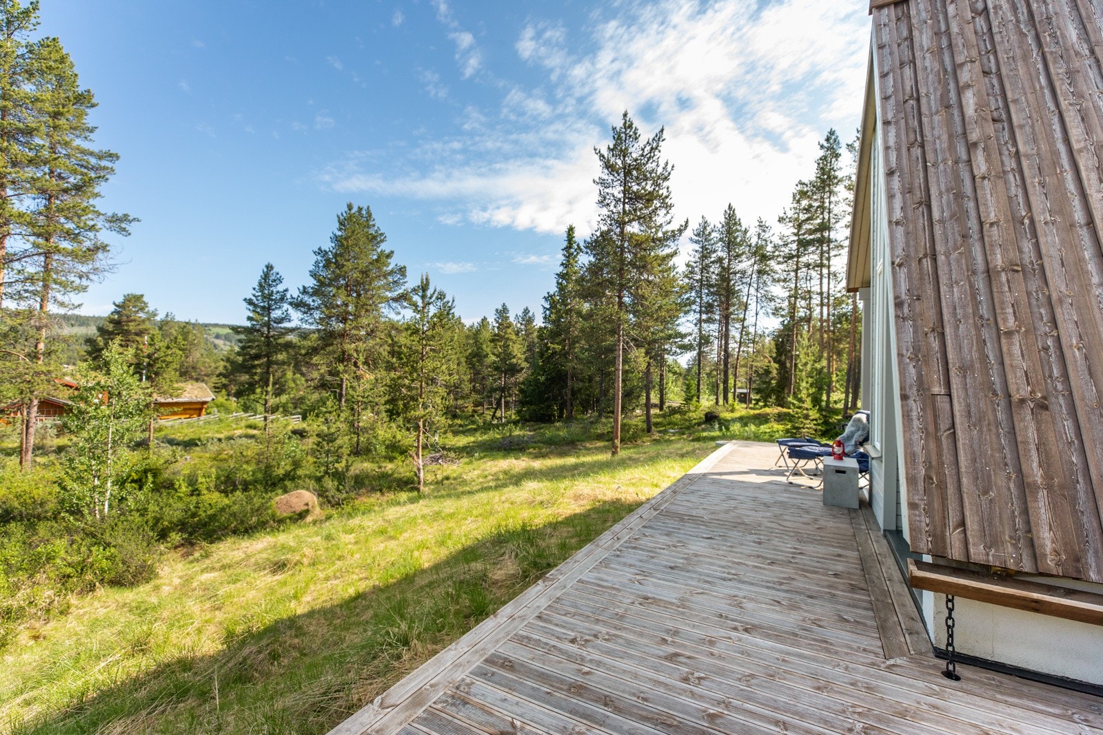 God plass til flere sittegrupper og andre utemøbler Galleribilde