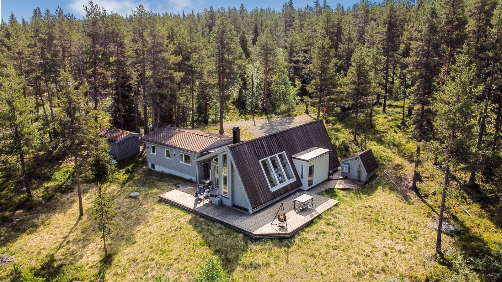 Fine uteplasser og plattinger rundt hytta. Foto: Christine Stokkebryn Galleribilde