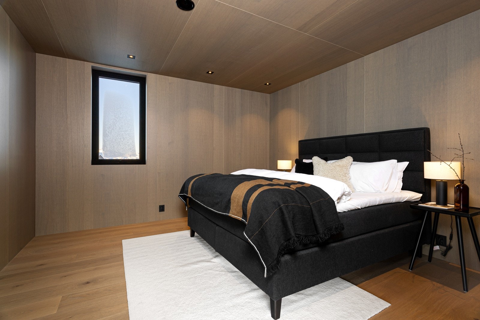 Hovedsoverommet ligger privat til i 1 etasje. Soverommet gir deg hotell-følelsen og et innblikk i komfort og velvære Galleribilde