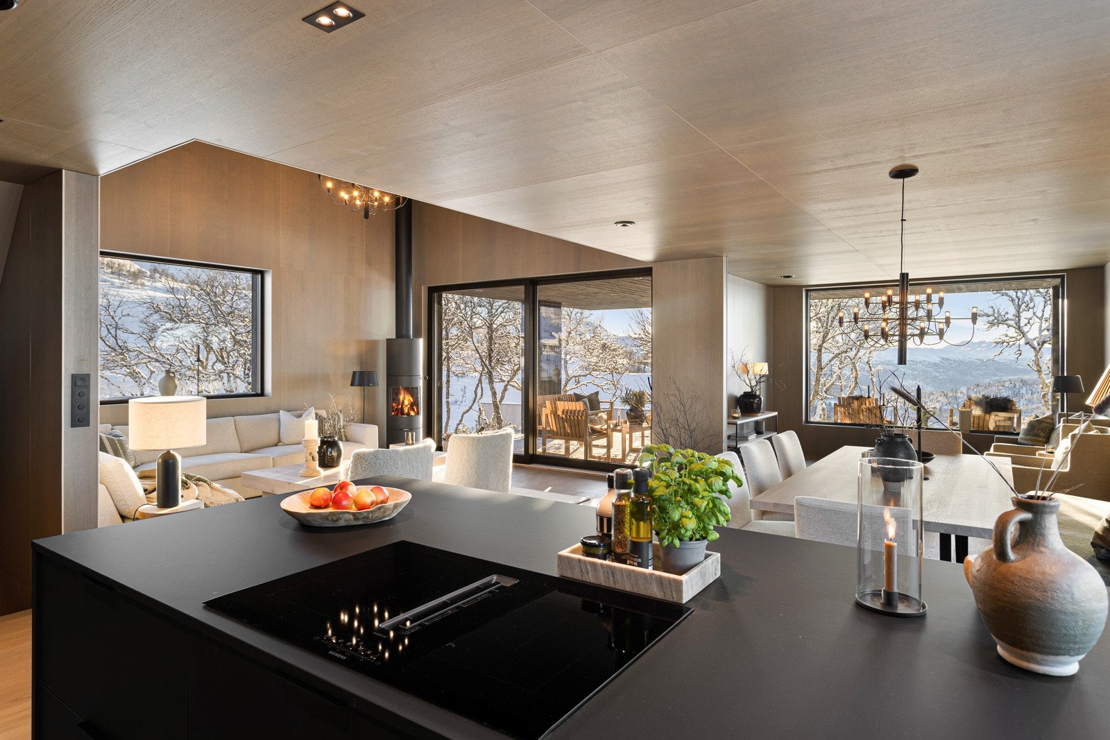 Lekker kjøkkeninnredning fra HTH i en moderne, sort utførelse. Eksklusive hvitevarer fra AEG Galleribilde