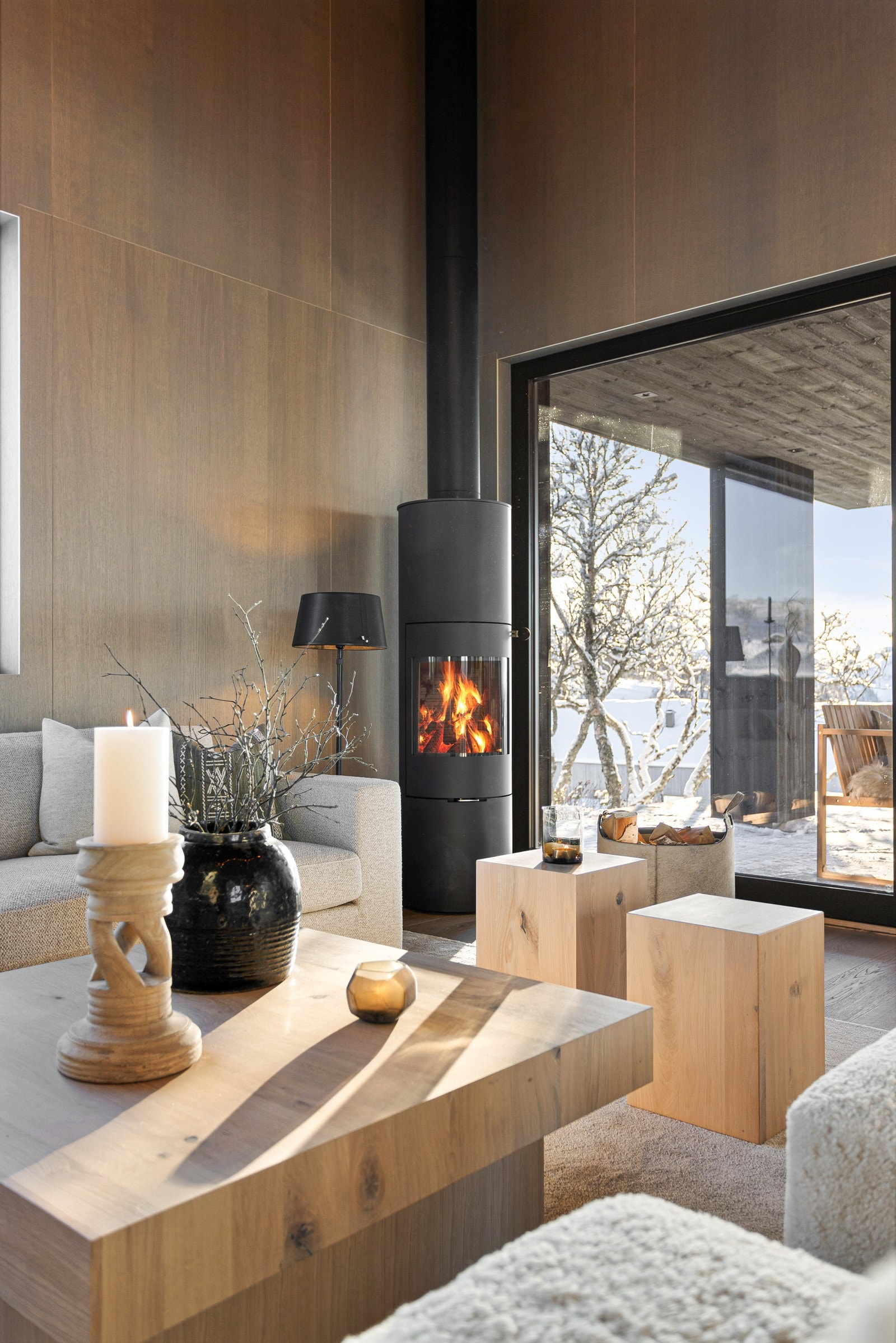 Her kan man synke ned i sofaen, senke skuldrene og nyte lyden av knitrende flammer i peisen Galleribilde