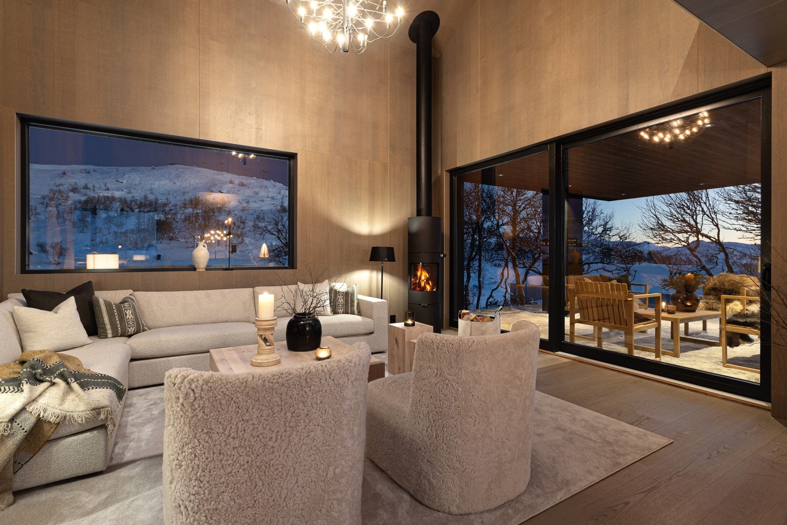 Gjennomført, med høy standard. Fantastisk stue med lune eikevegger og storslått takhøyde Galleribilde