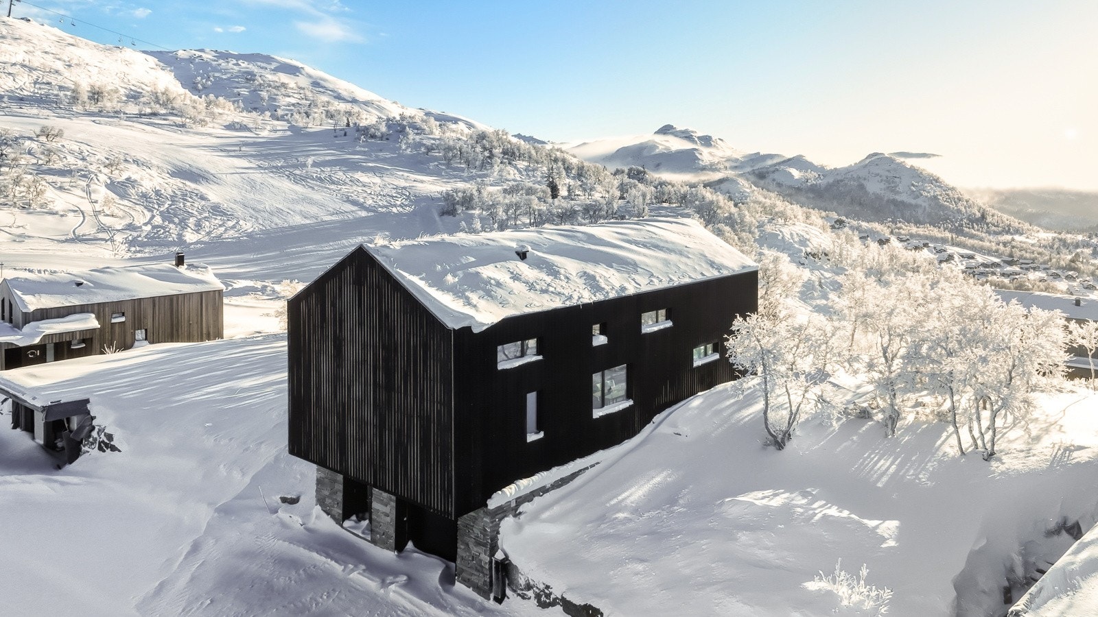 Påkostede uteomåder med natursteinstrapp, murer, støpt terrasse og steinsatt grunnmur med 30x30 håndstablet stein fra Oppdal Skifer Galleribilde