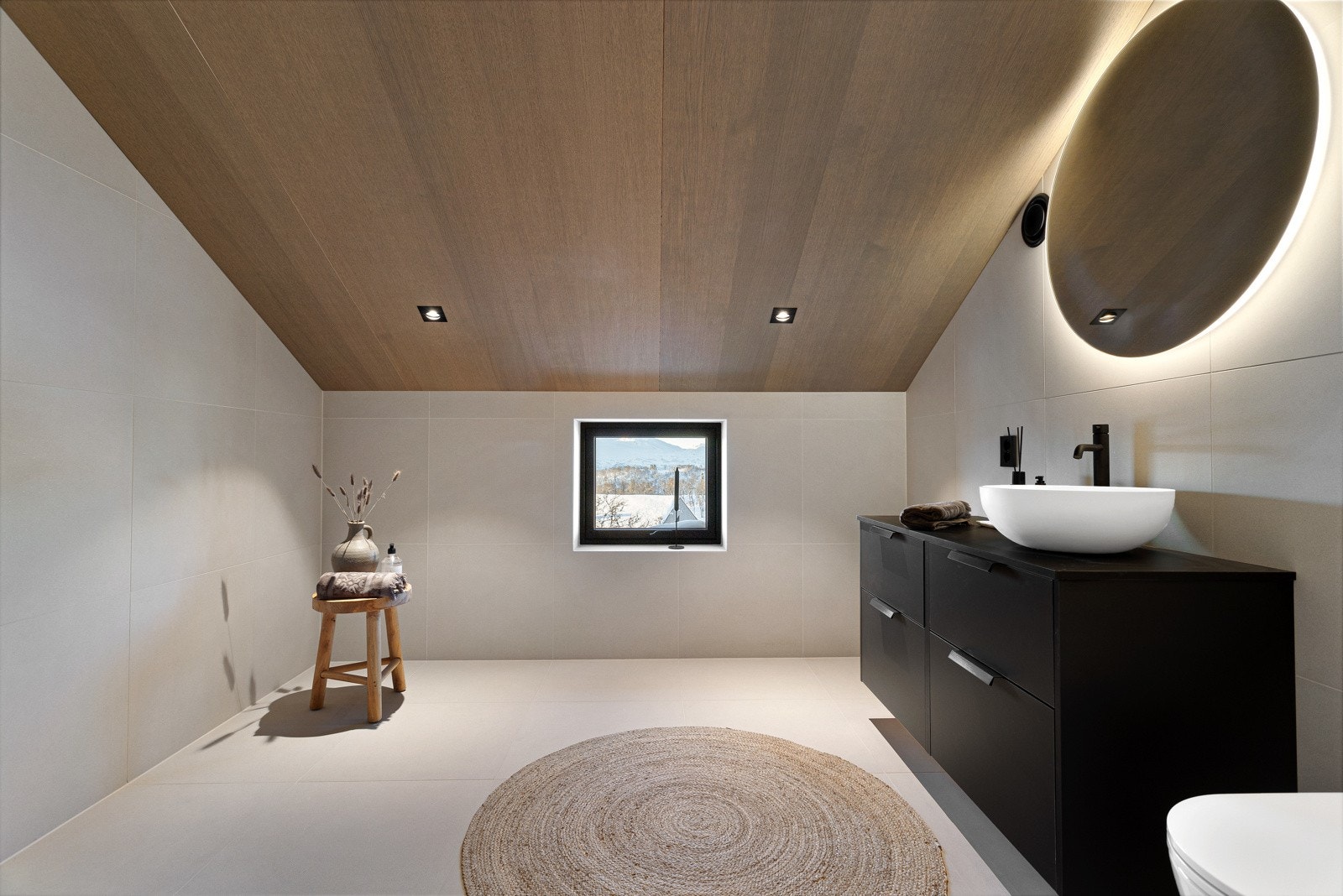 Lekkert og tidsmessig baderom i 2. etasje med eksklusive, lyse fliser på gulv og vegger Galleribilde