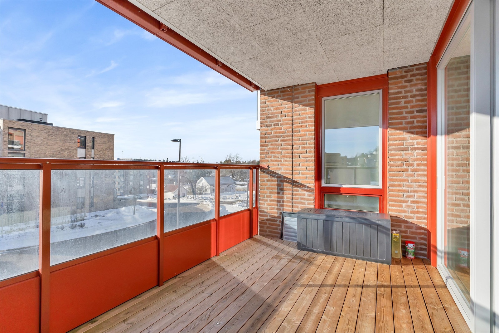 Lun og solrik balkong Galleribilde