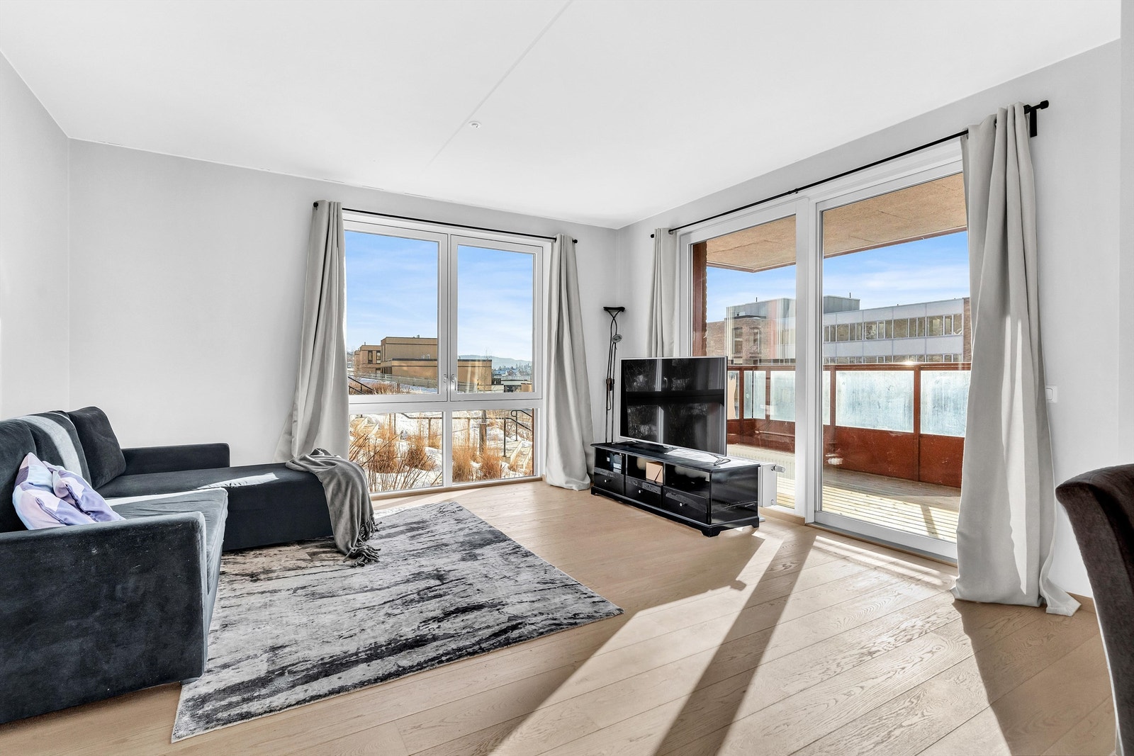 Hjørneleiligheten har godt med lysinnfall gjennom store vinduer Galleribilde