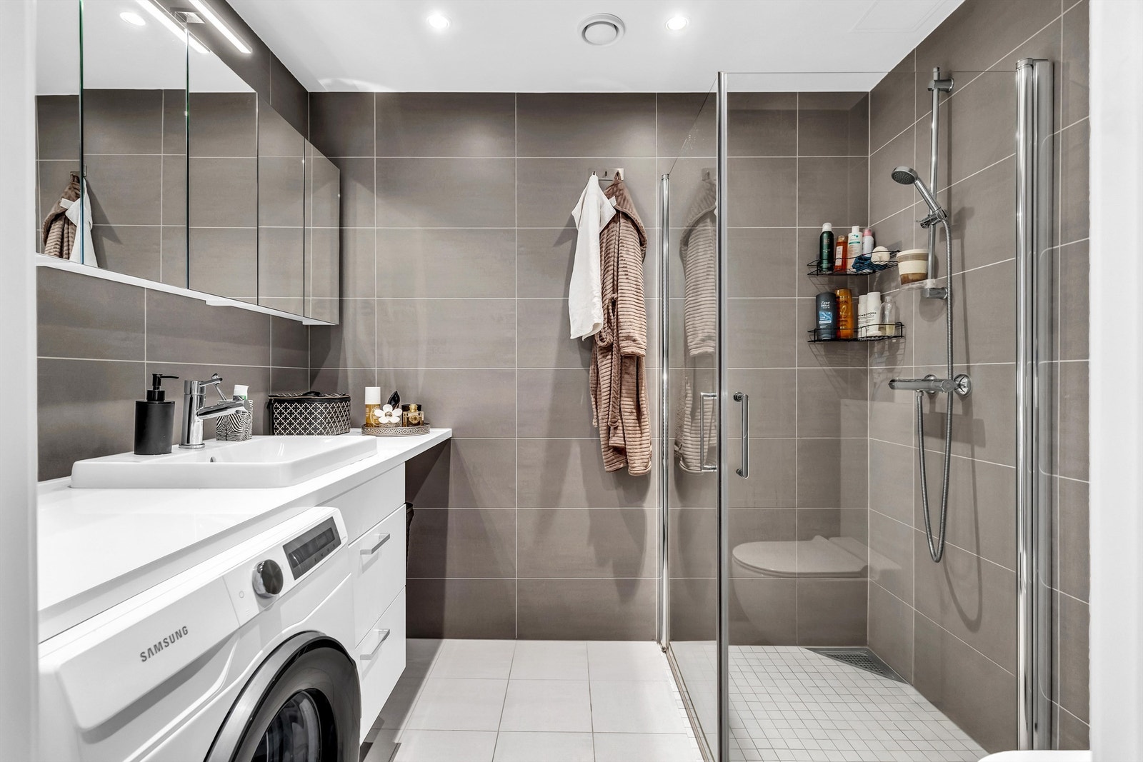 Bad med opplegg til vaskemaskin Galleribilde