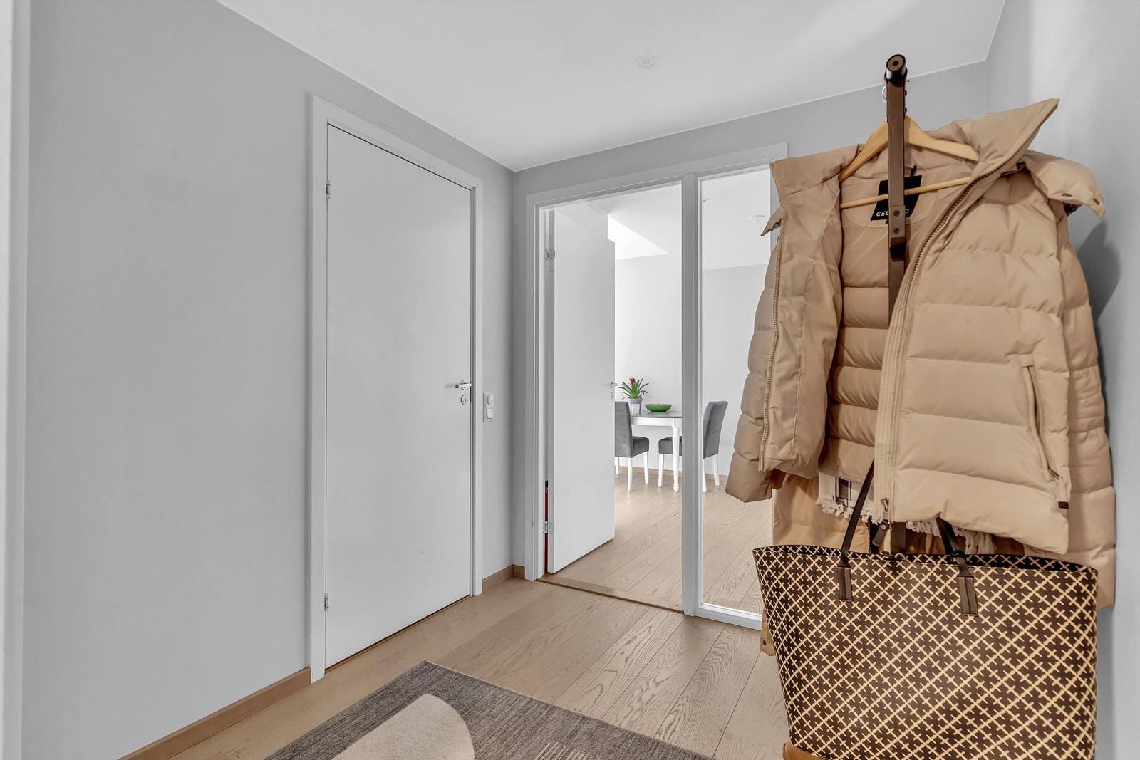 Romslig gang med gode lysforhold Galleribilde