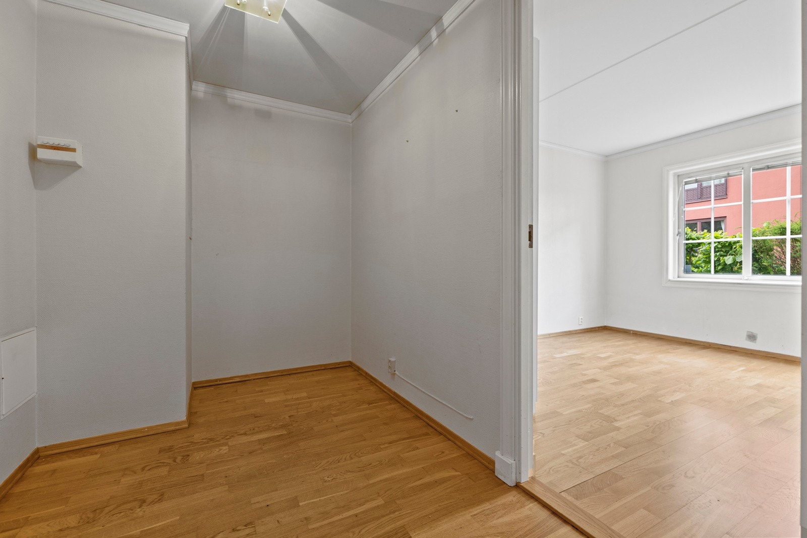 Hovedsoverommet utmerker seg med direkte adkomst til både et romslig omkledningsrom og badet. Galleribilde