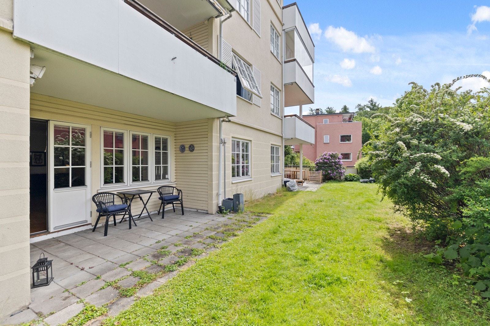 Leiligheten ligger meget stille og usjenert til i Vallegata 4 på Valleløkken like ved Lindern/Adamstuen. Galleribilde