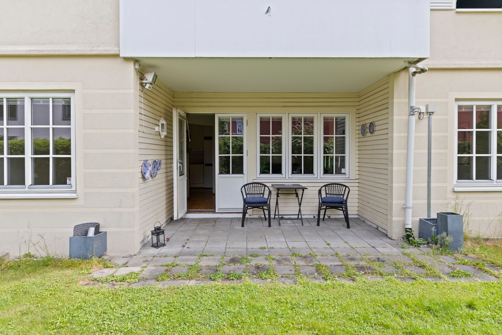 Fredelig og tilbaketrukket beliggenhet i grønne omgivelser. Godt skjermet for trafikkstøy, men samtidig sentralt. Galleribilde