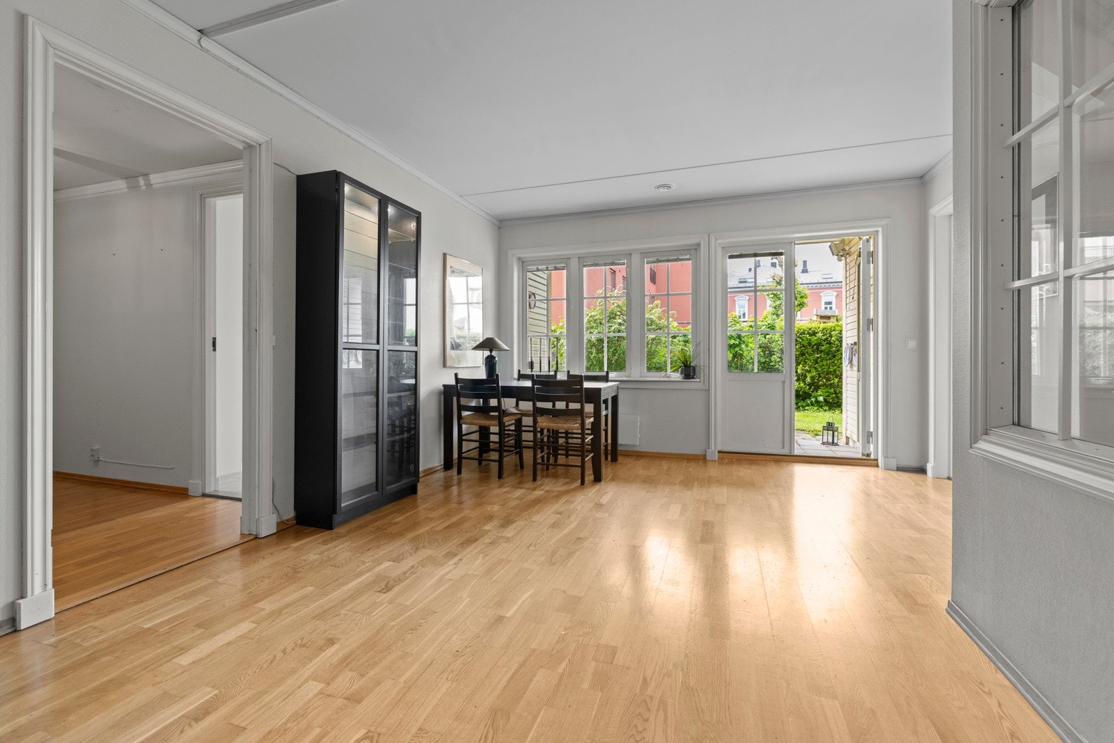 Romslig stue med direkte utgang til en solrik markterrasse (ca. 10 m2). Galleribilde