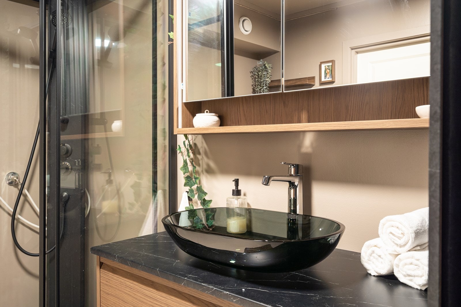 Innredningen har naturtro fronter med gripehåndtak og består av et dobbelt høyskap, samt skuffemøblement med marmorimitert benkeplate og toppmontert bolleservant. Galleribilde