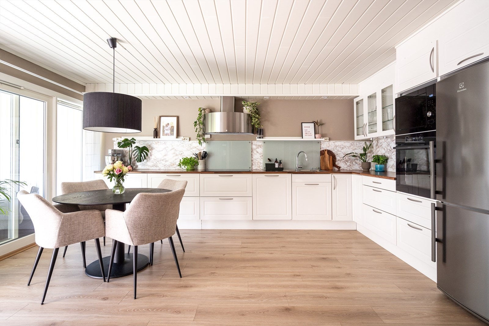 Kjøkkeninnredningen var ny i 2013 og byr på mye oppbevaringsplass, gode arbeidsflater og integrerte hvitevarer. Galleribilde