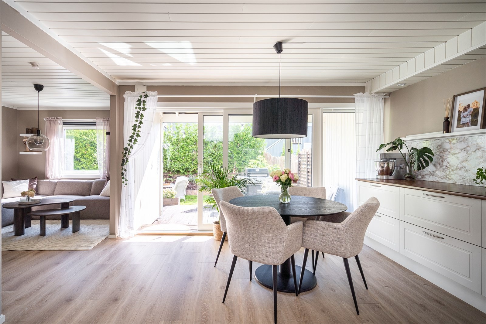 Kjøkkenet har plass til spisebord, og det er god kontakt med stuen via en bred åpning. Galleribilde