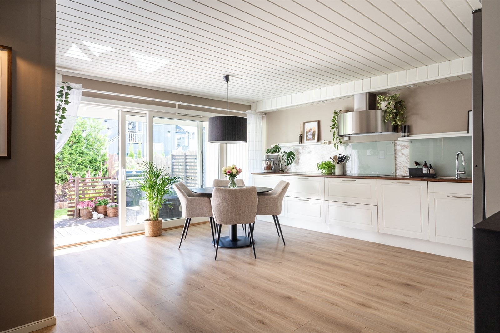 Leiligheten har et stort og innbydende kjøkken med brede skyvedører i glass ut til terrassen. Galleribilde