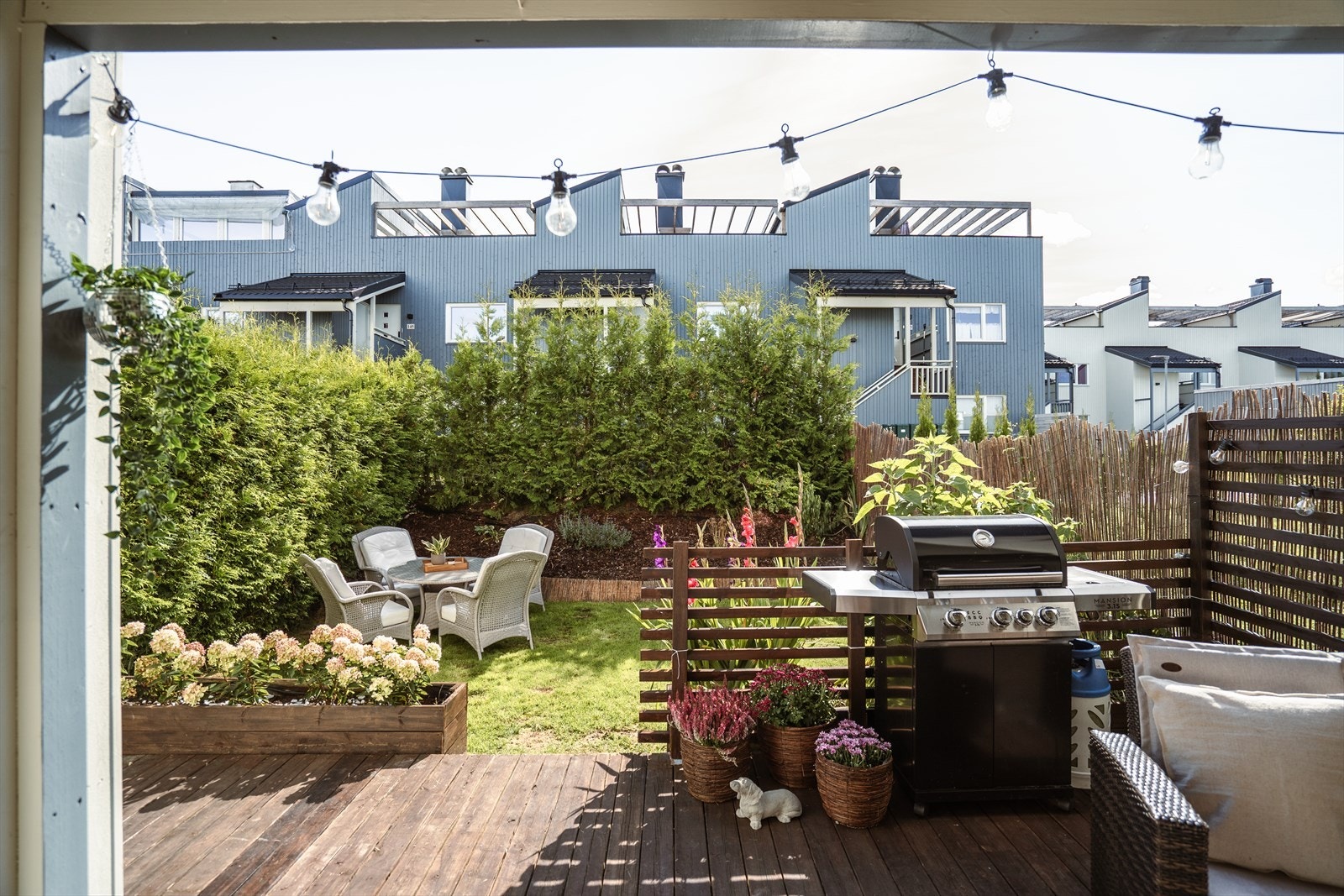 Solrik terrasse som forlenger stuen i sommerhalvåret Galleribilde