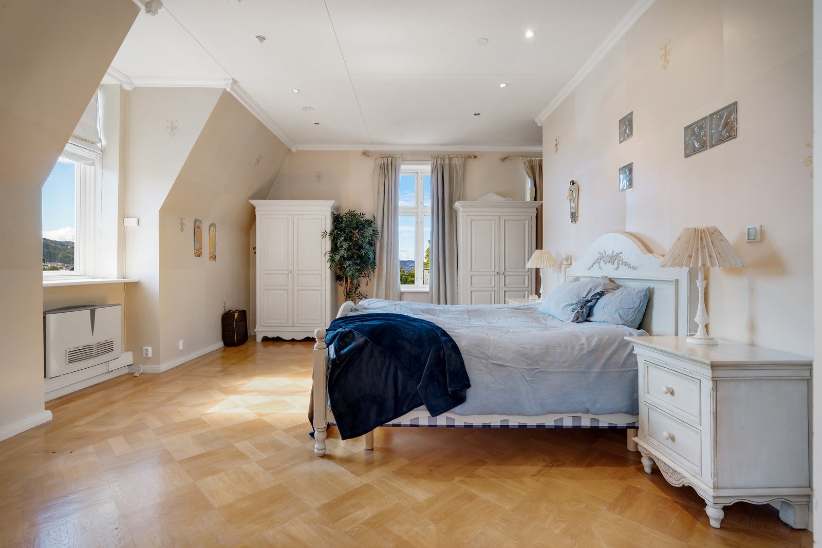 - Hovedsoverommet ligger i 2.etasje og måler hele 27,3 kvm - Galleribilde