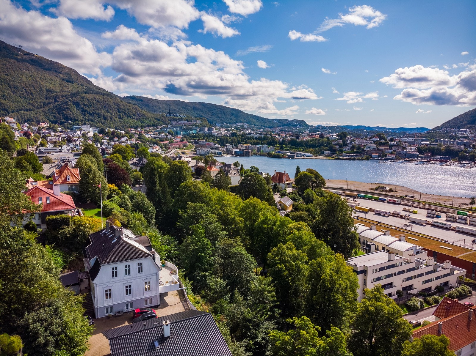 - Turområder som Fjellveien, Fløyen, Isdalen og Ulriken ligger like ved - Galleribilde
