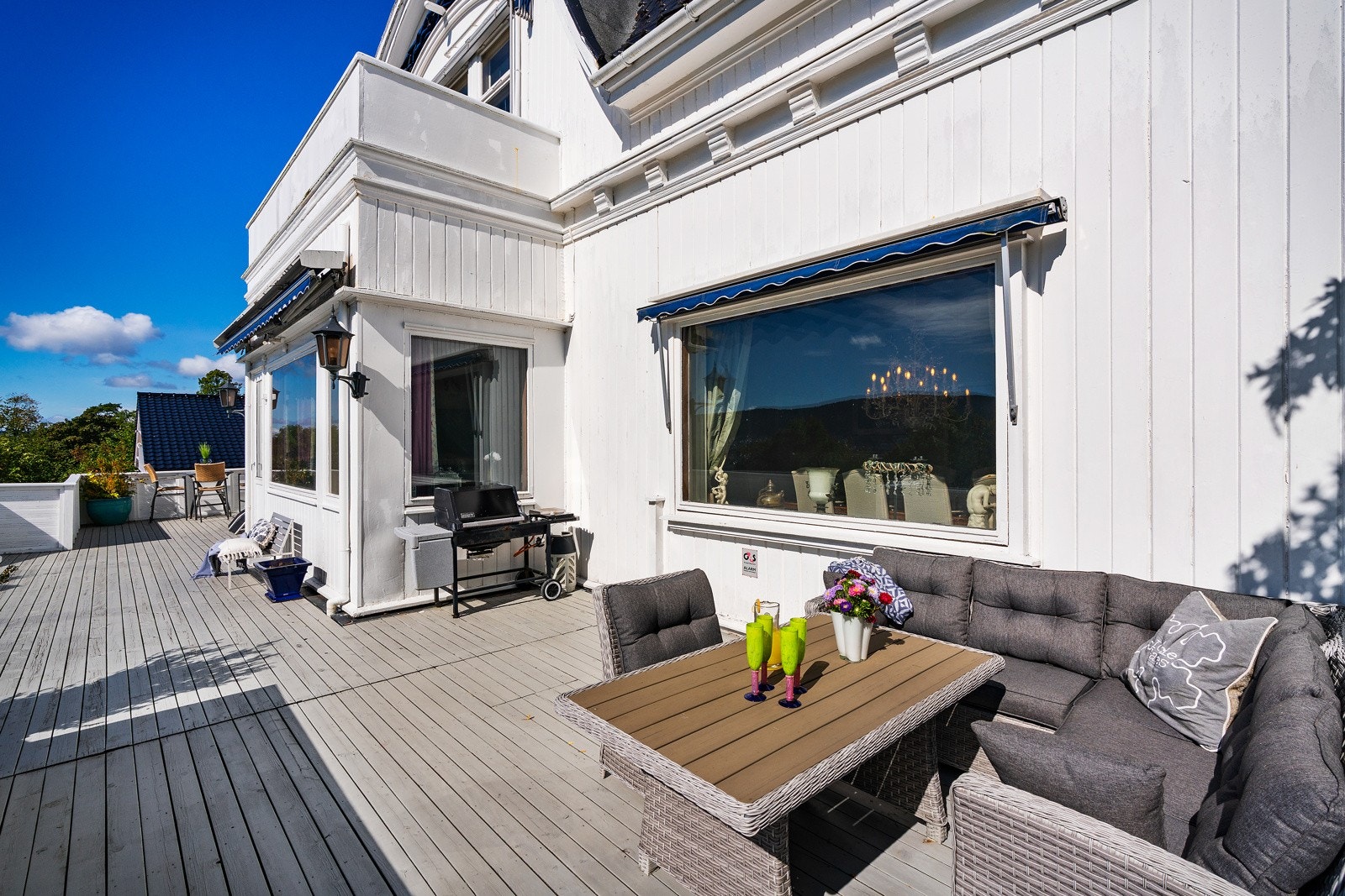 - Eiendommen har flere uteplasser fordelt på ulike plan - Galleribilde