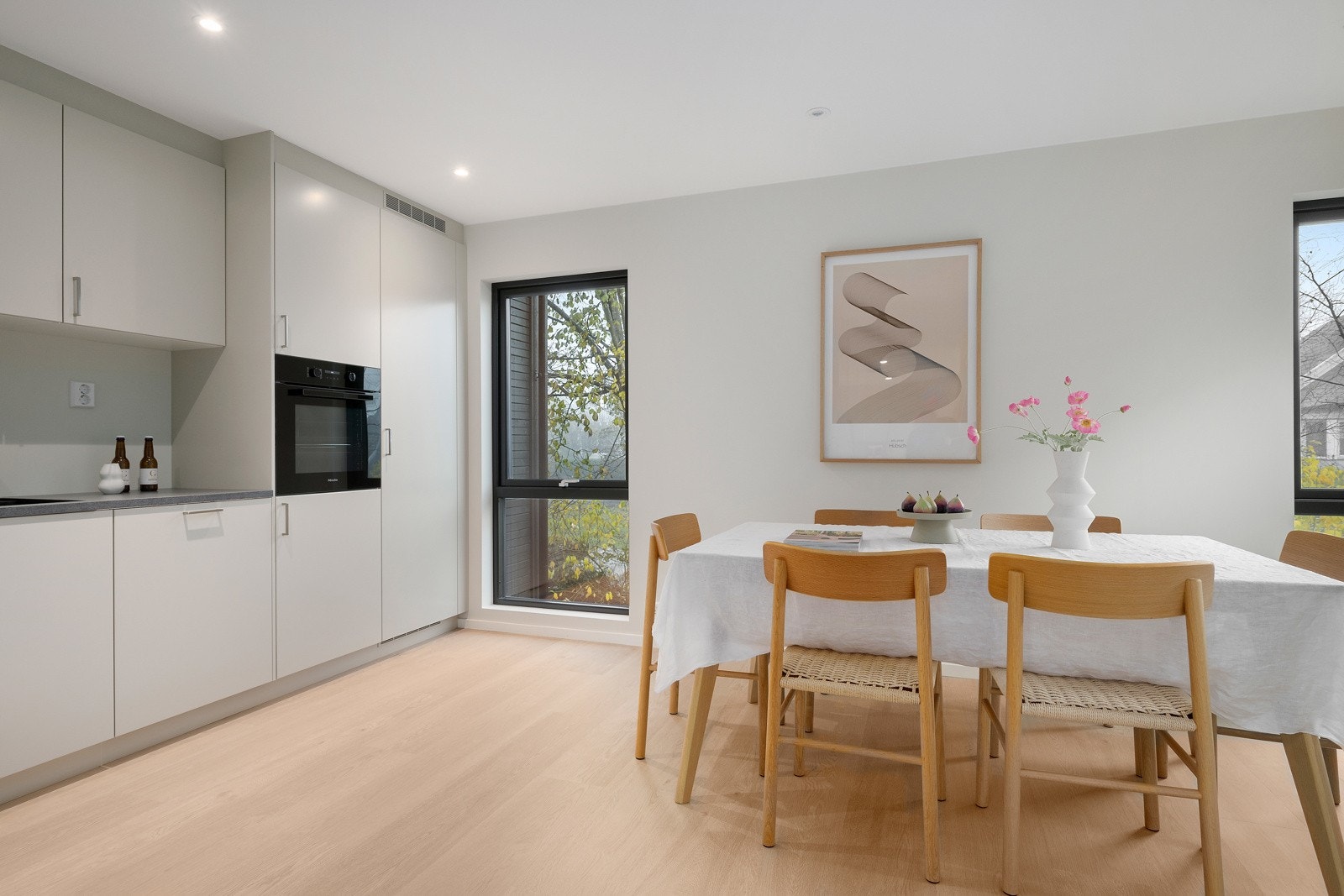 God plass til spisebord på kjøkkenet. Galleribilde